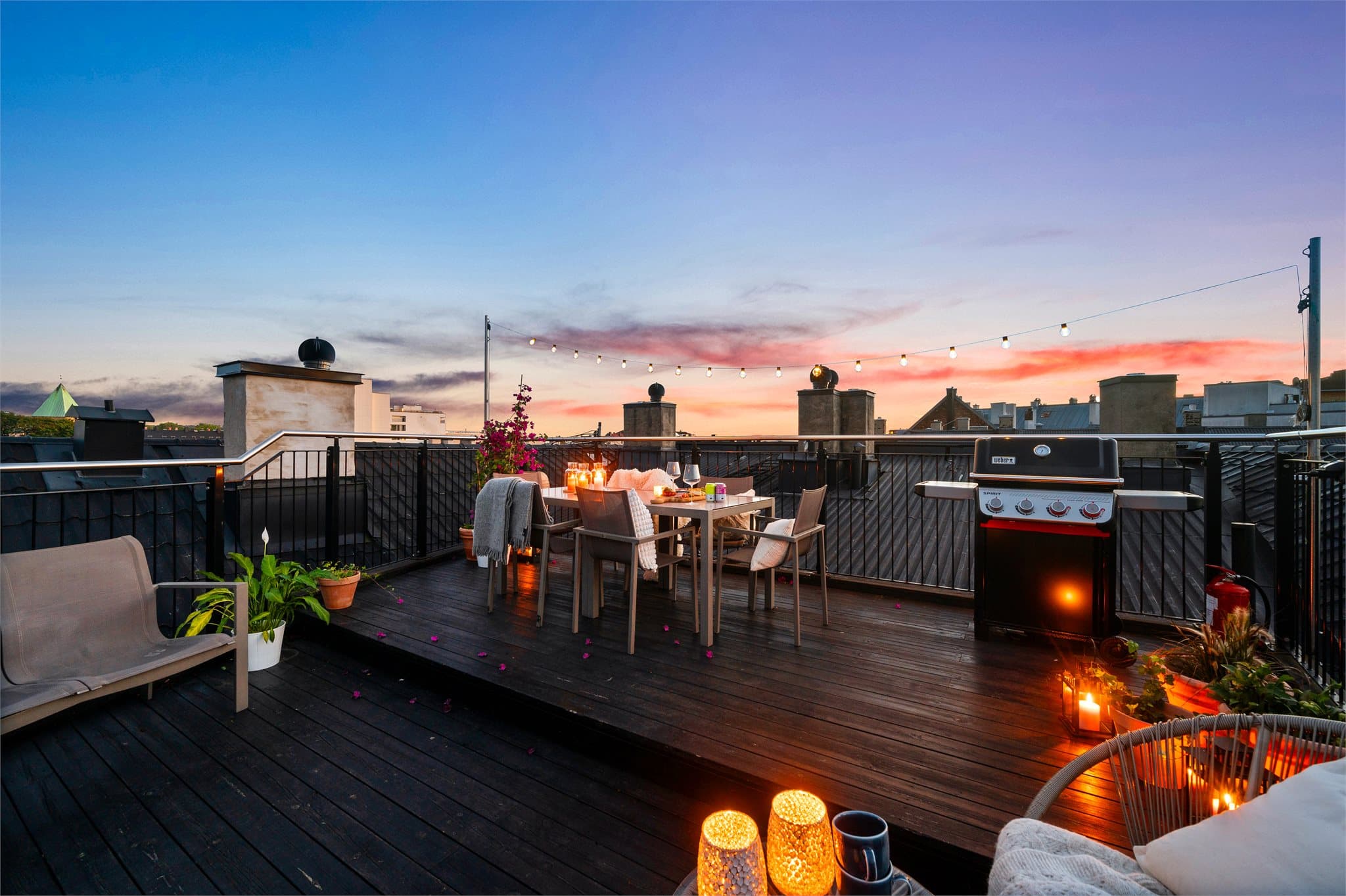 Her er det god plass til både spisebord og grill, perfekt for sosiale lag.