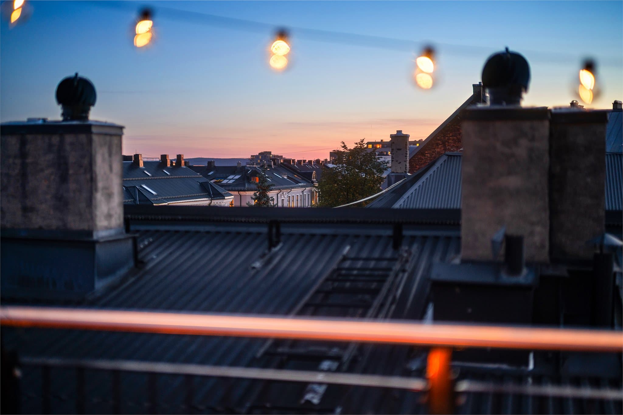 Utsikten fra takterrassen er like imponerende på kveldstid.