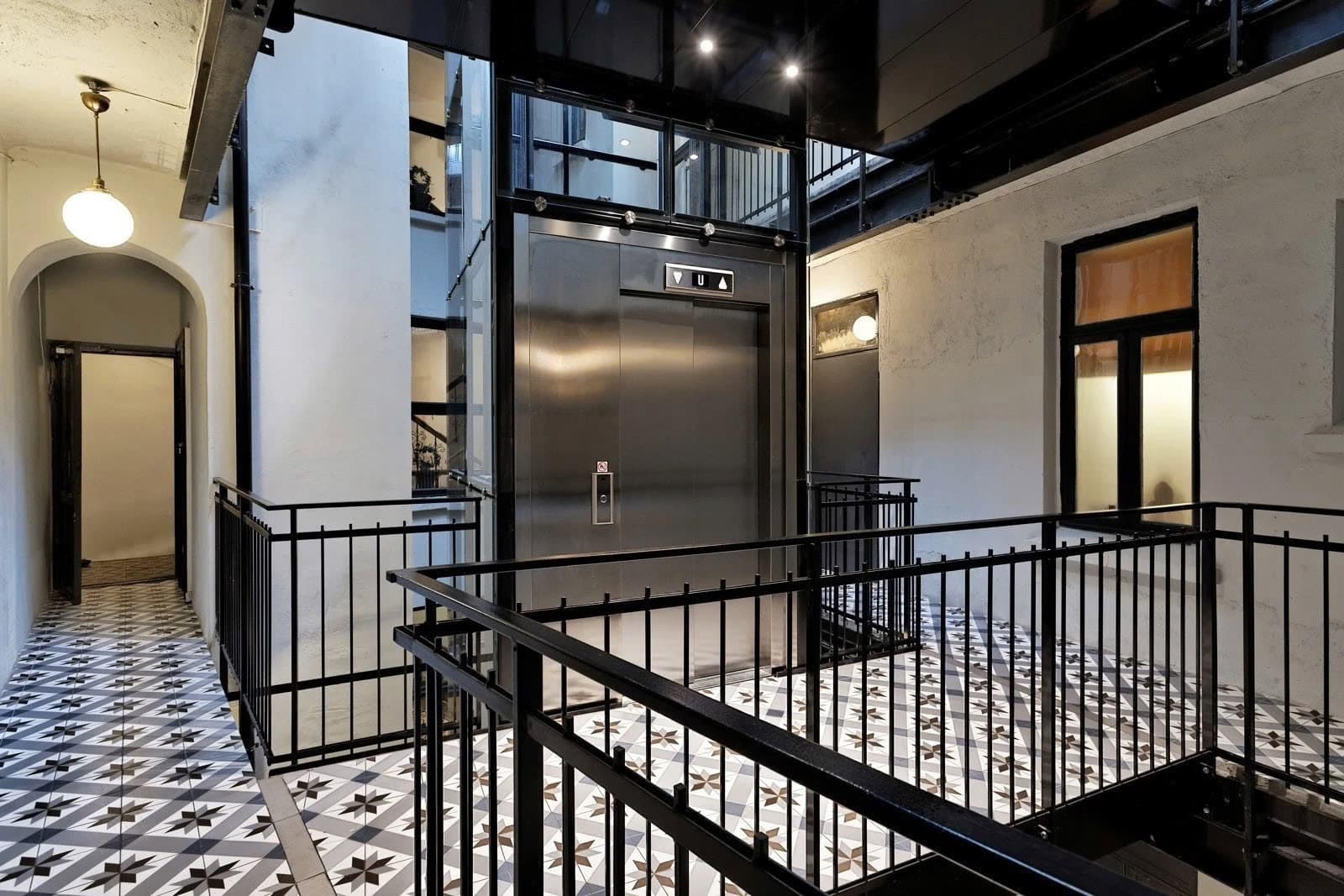 Heisen tar deg enkelt opp til leiligheten i byggets 5. etasje