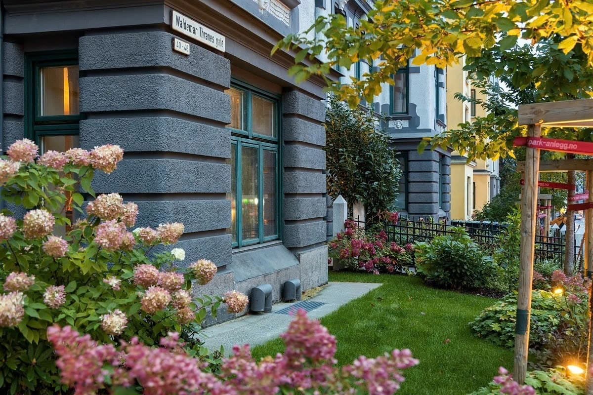 Omkranset av frodig og grønn hage