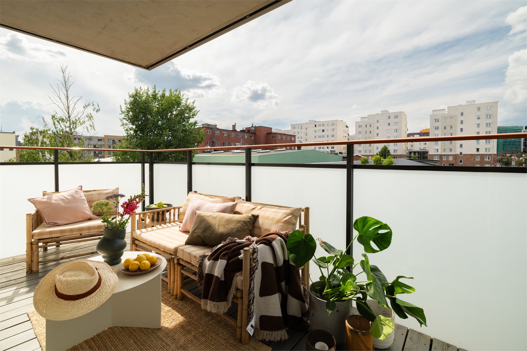 Svært gode solforhold på hjørnebalkongen som er sørvestvendt.