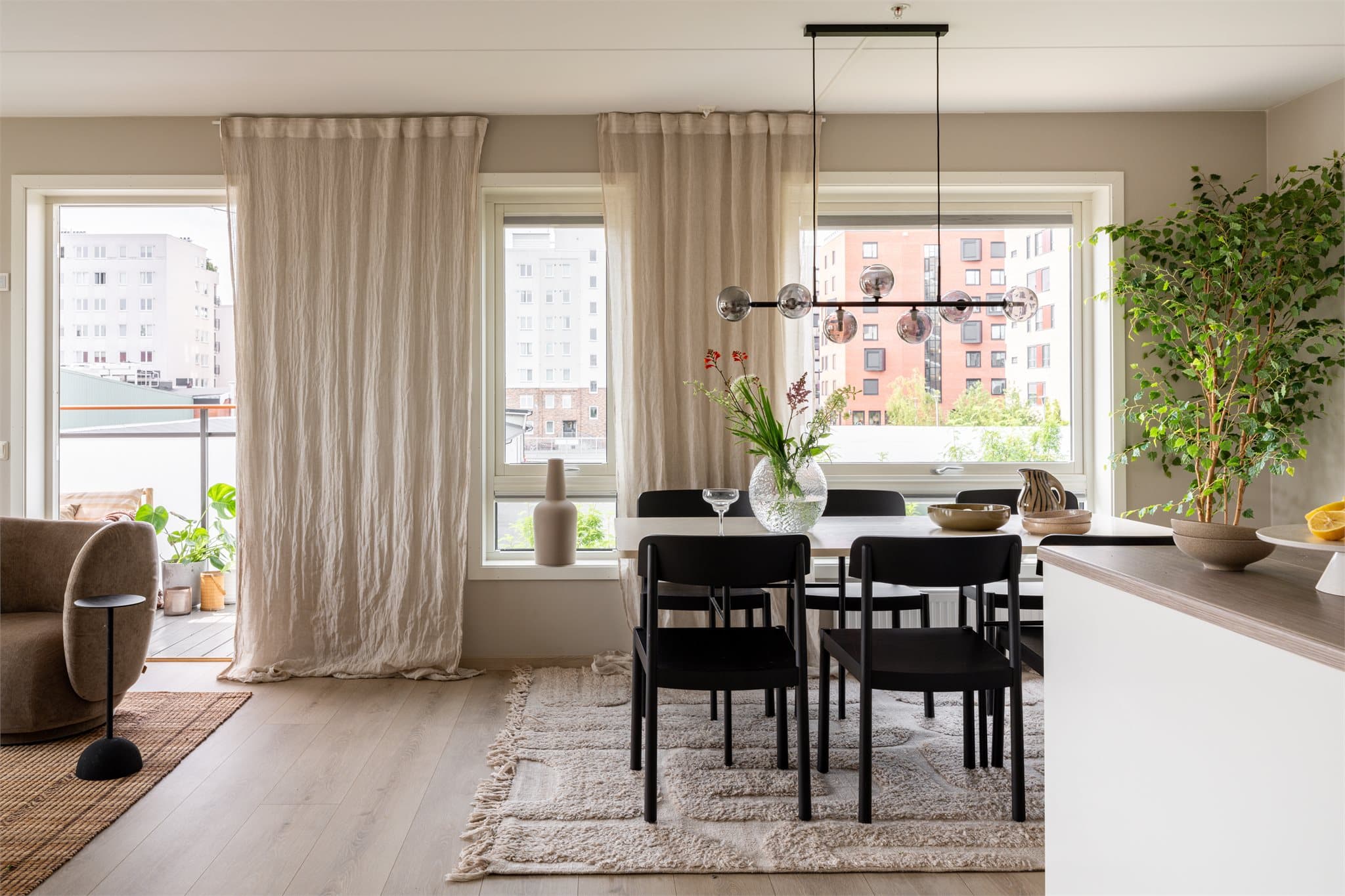 Store vindusflater som slipper inn rikelig med dagslys.