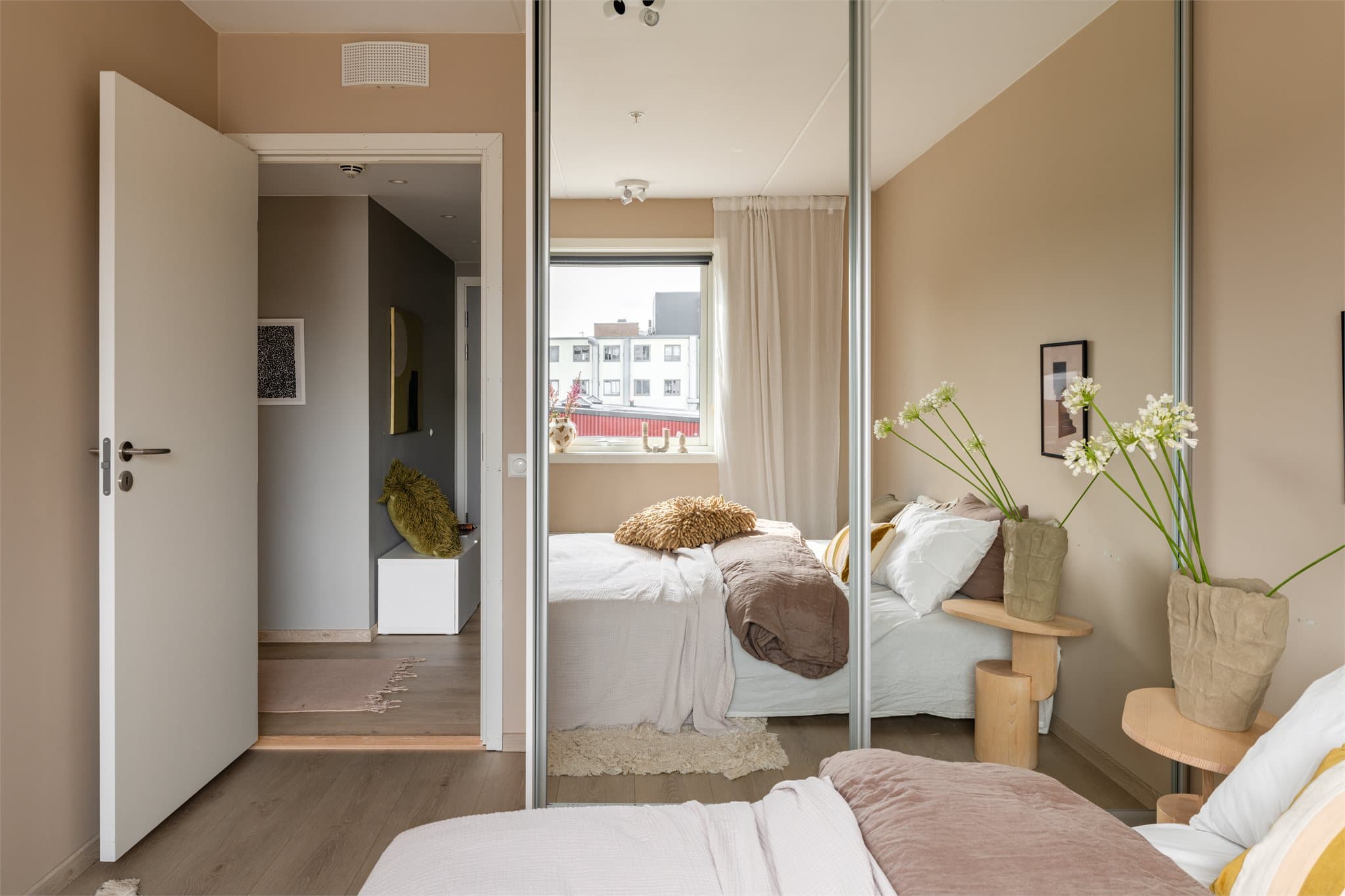 Skyvedørsgarderobe med speildører.