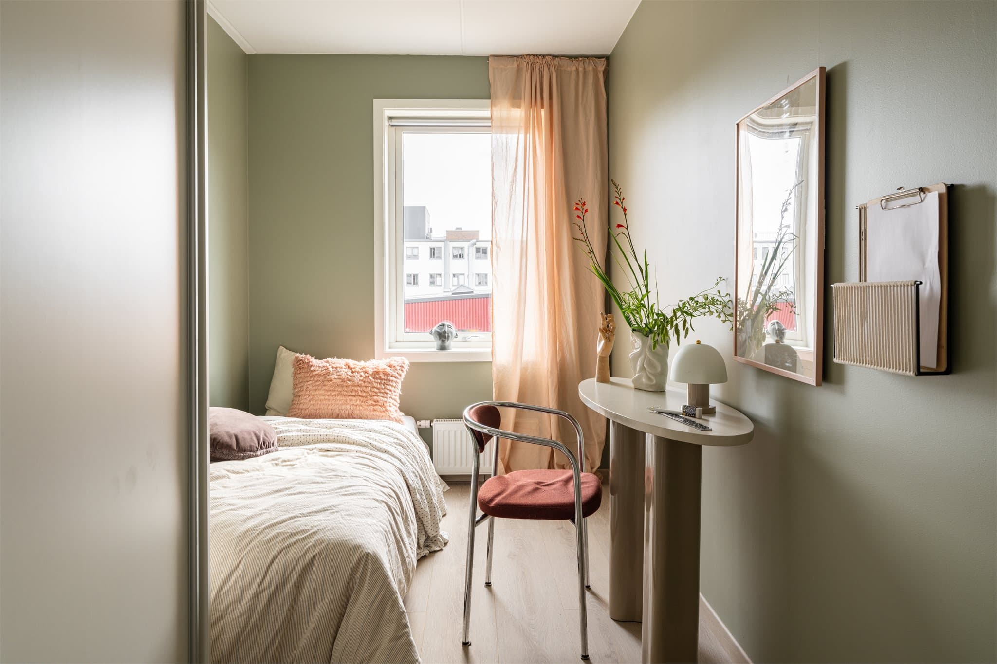 Alle soverommene har vinduer mot bilfrie områder.