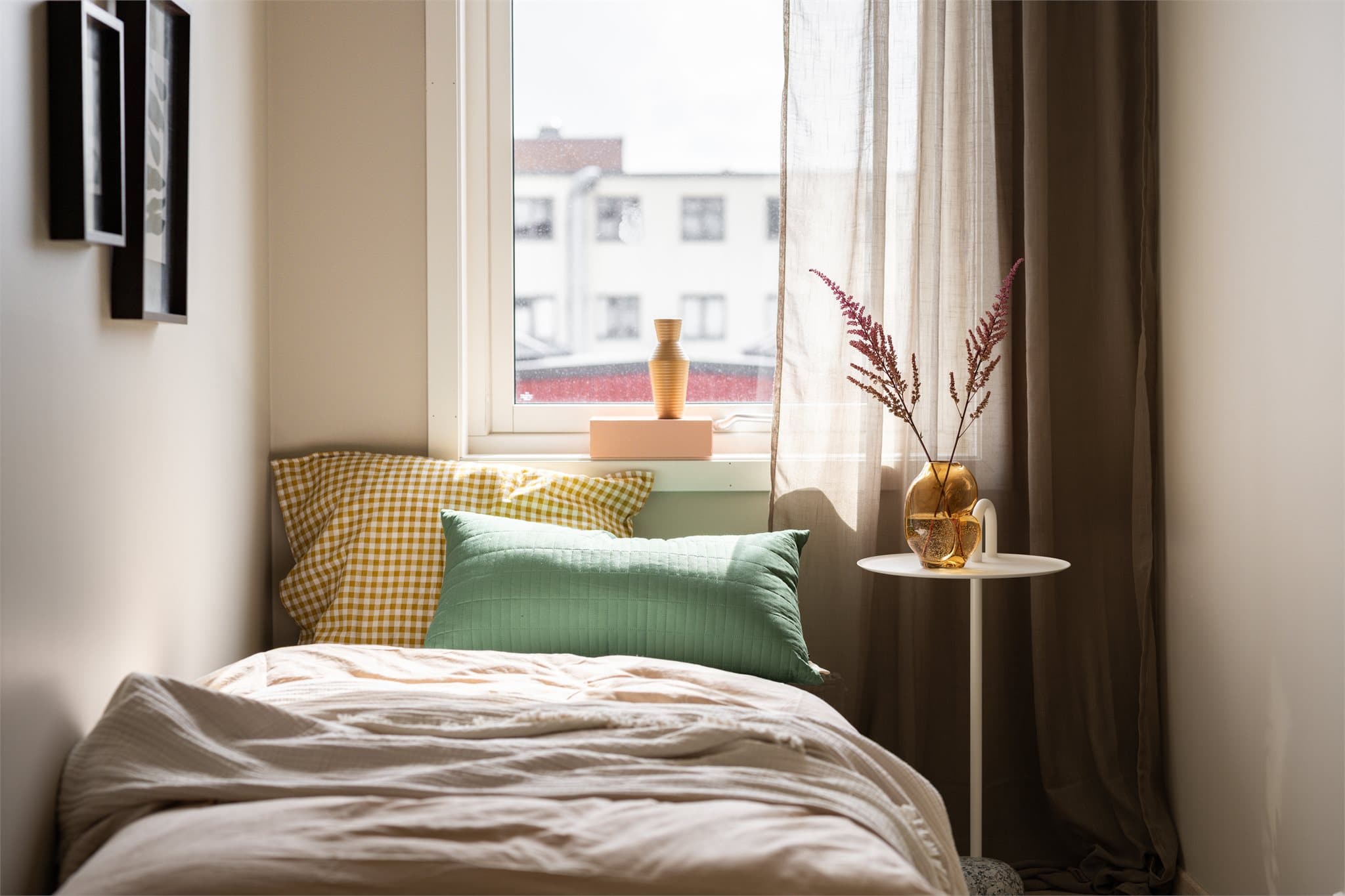 Det er balansert ventilasjon til alle rommene som sørger for frisk og god luft året rundt.