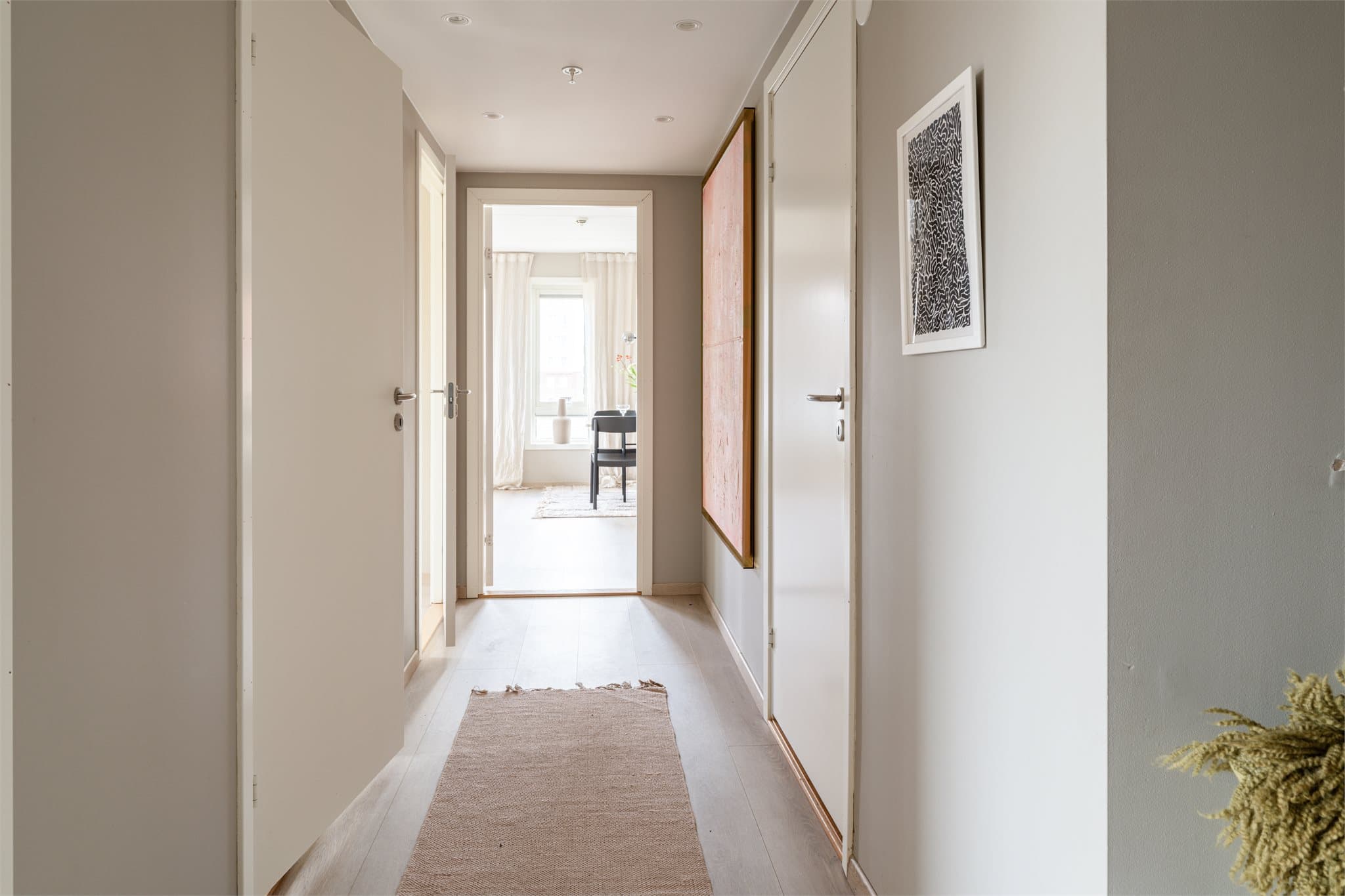 Entreén gir et helhetlig godt inntrykk av boligen med pene overflater malt i moderne toner.