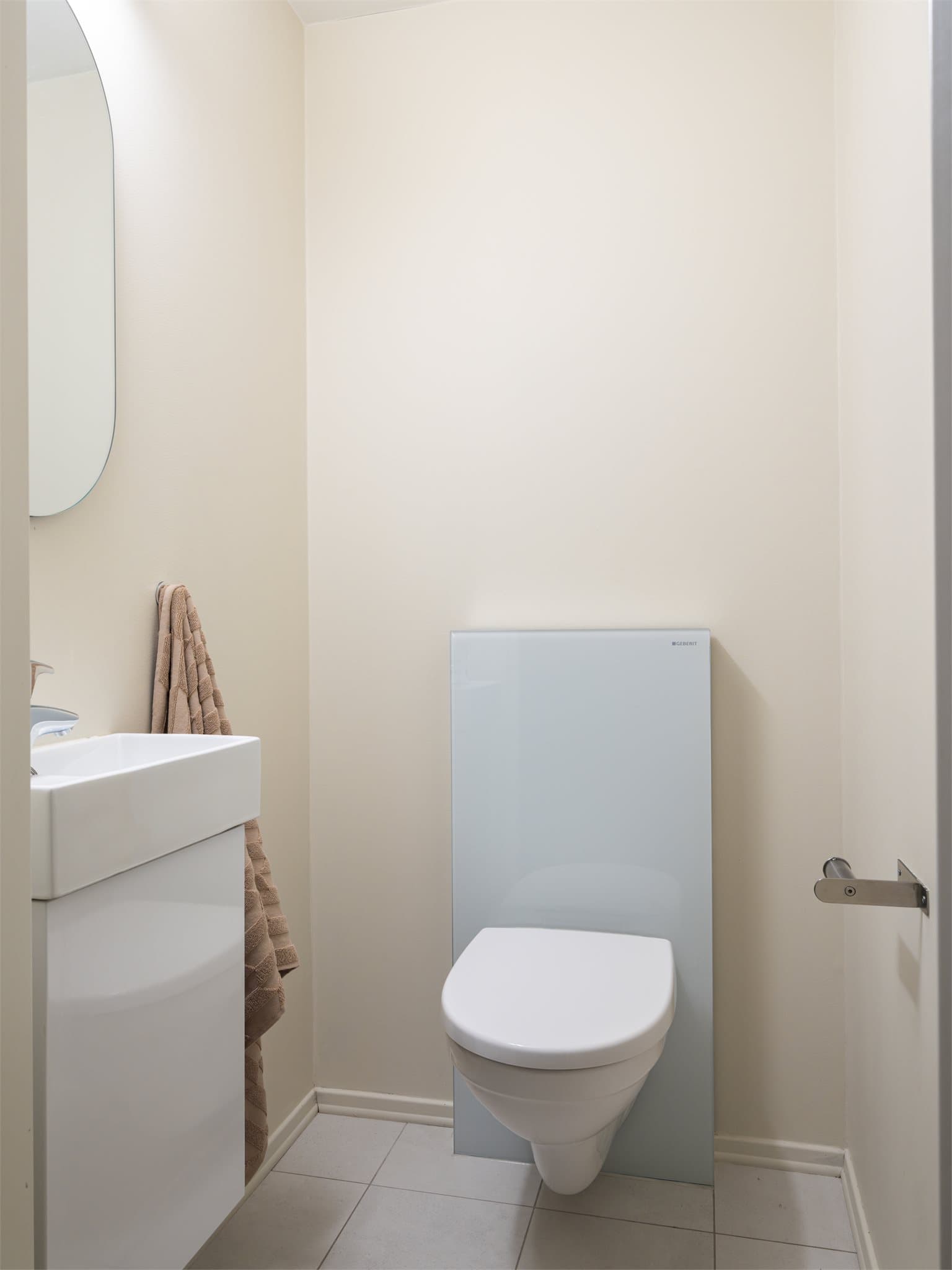 Ekstra toalett i tilknytning entreen. Innredet med toalett og servant.