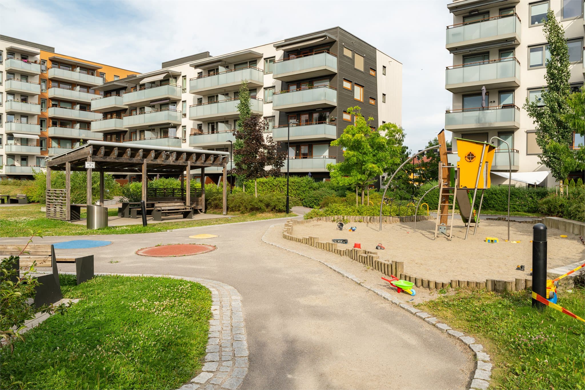 Pent opparbeidede fellesarealer med lekeapparater for de minste og pergola med sittegrupper i ulike soner.