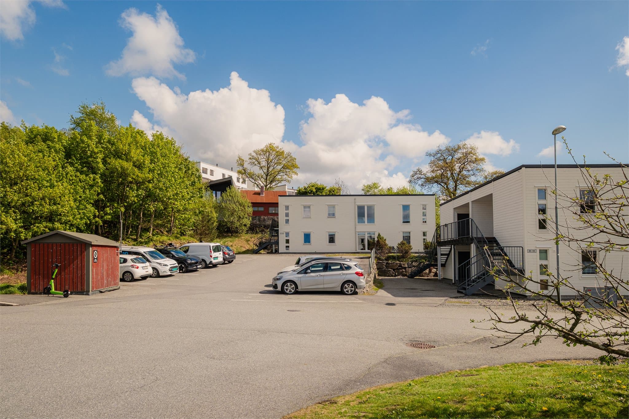 - Fast parkeringsplass med el-lader rett ved leiligheten
