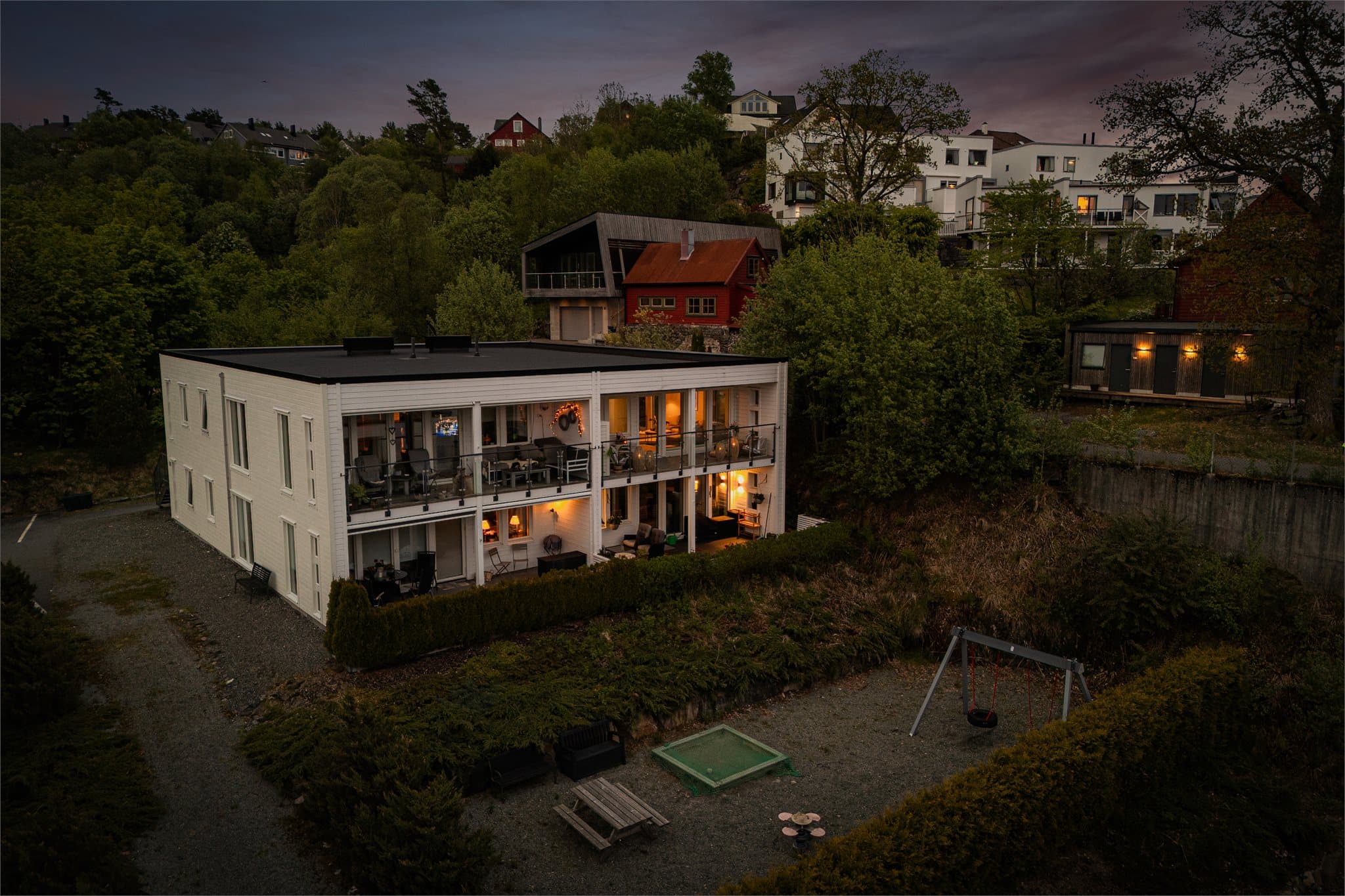 - Rema 1000 Søreide og Meny Dolviken ligger begge en kort tur unna boligen -