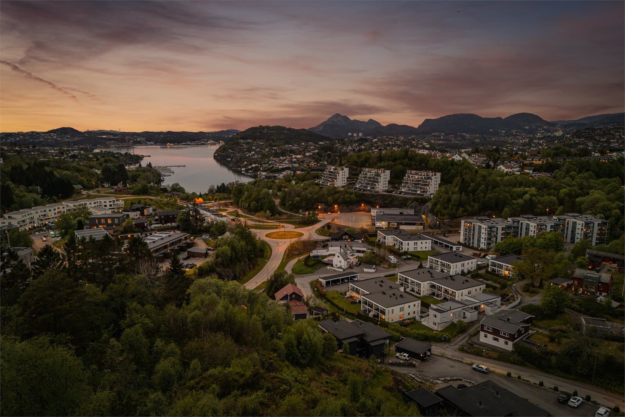 - Beliggenheten byr på flotte turområder, som Skranevatnet, Storrinden og Hammerslandfjellet -