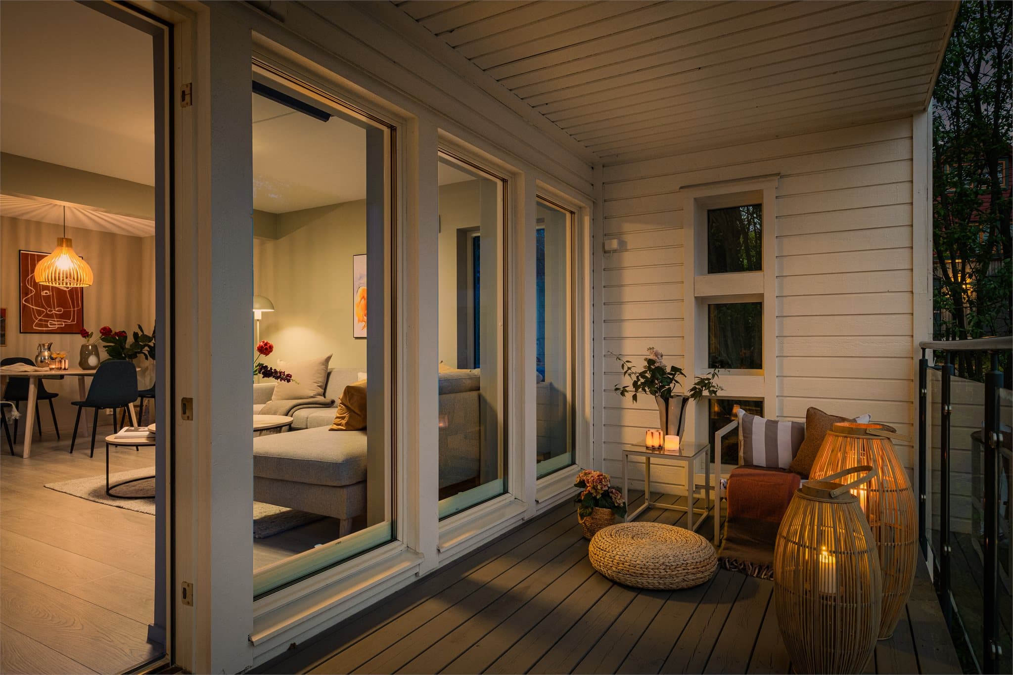 - Hyggelig med plass til sittegrupper i ulike soner -