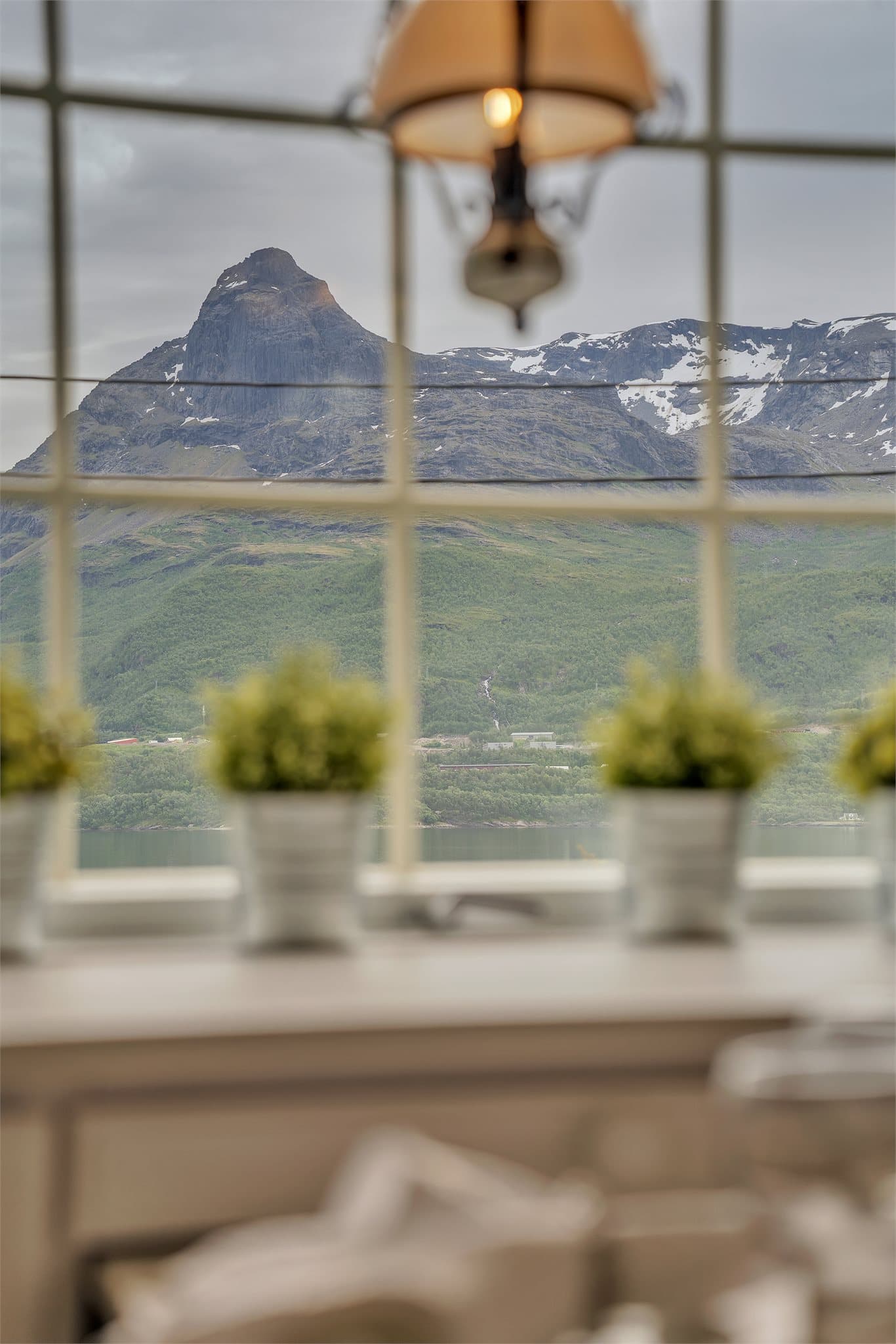 Utsikt mot Tøttatoppen og fjellene rundt fra et av vinduene i første etasje.