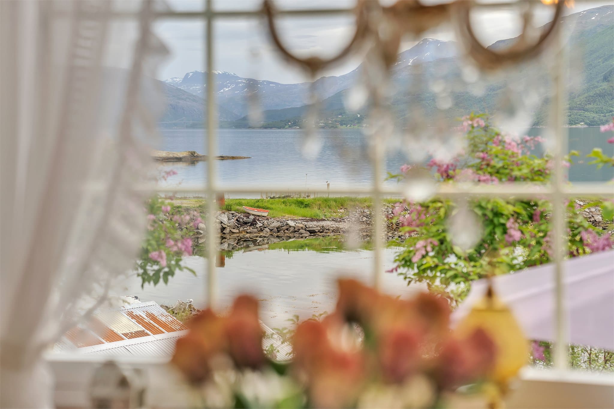 Nydelig utsikt over Rombaken og fjorden rammet inn av sprossevinduene.