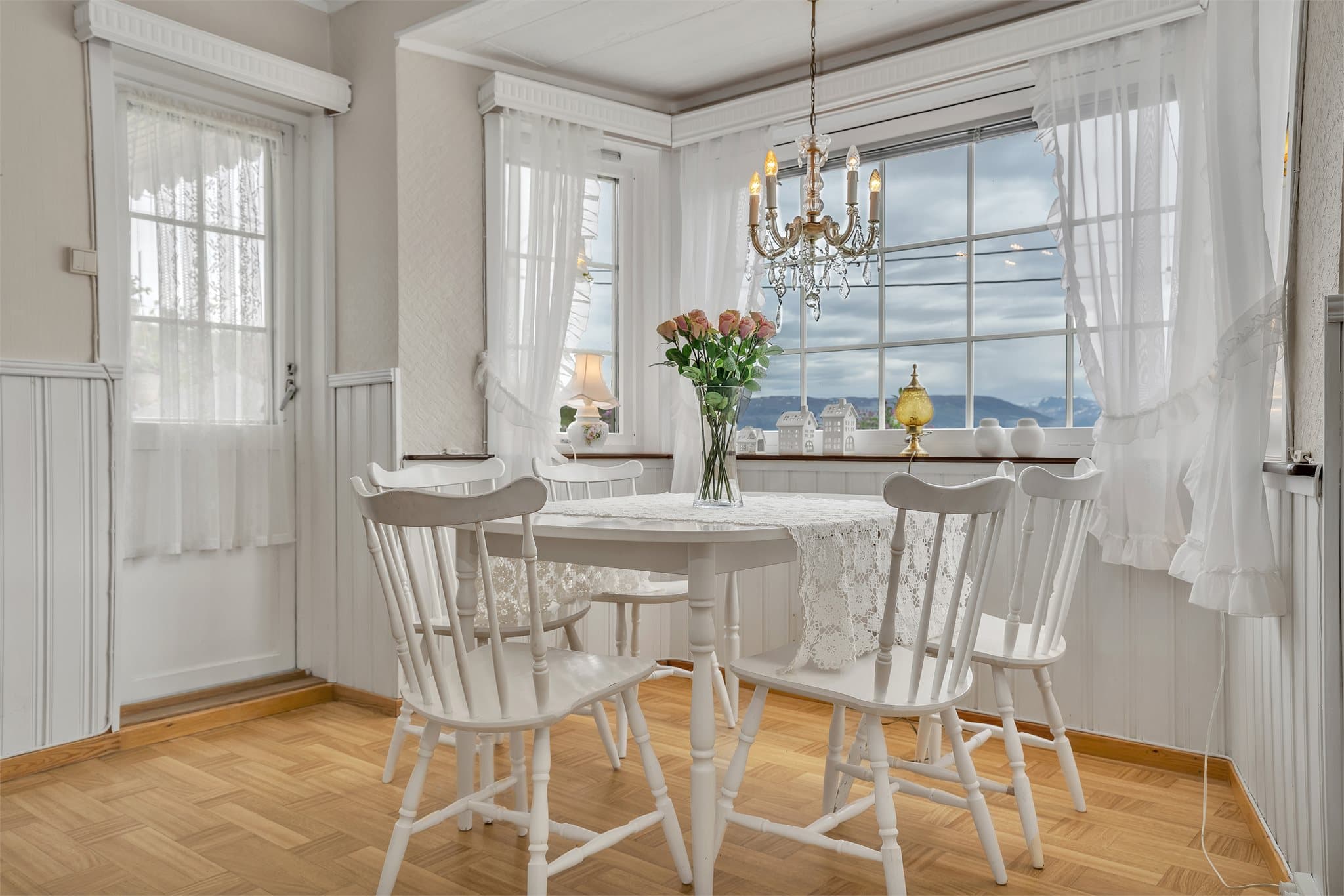 Fra spisestuen er det utgang til en overbygd veranda på 25 m².