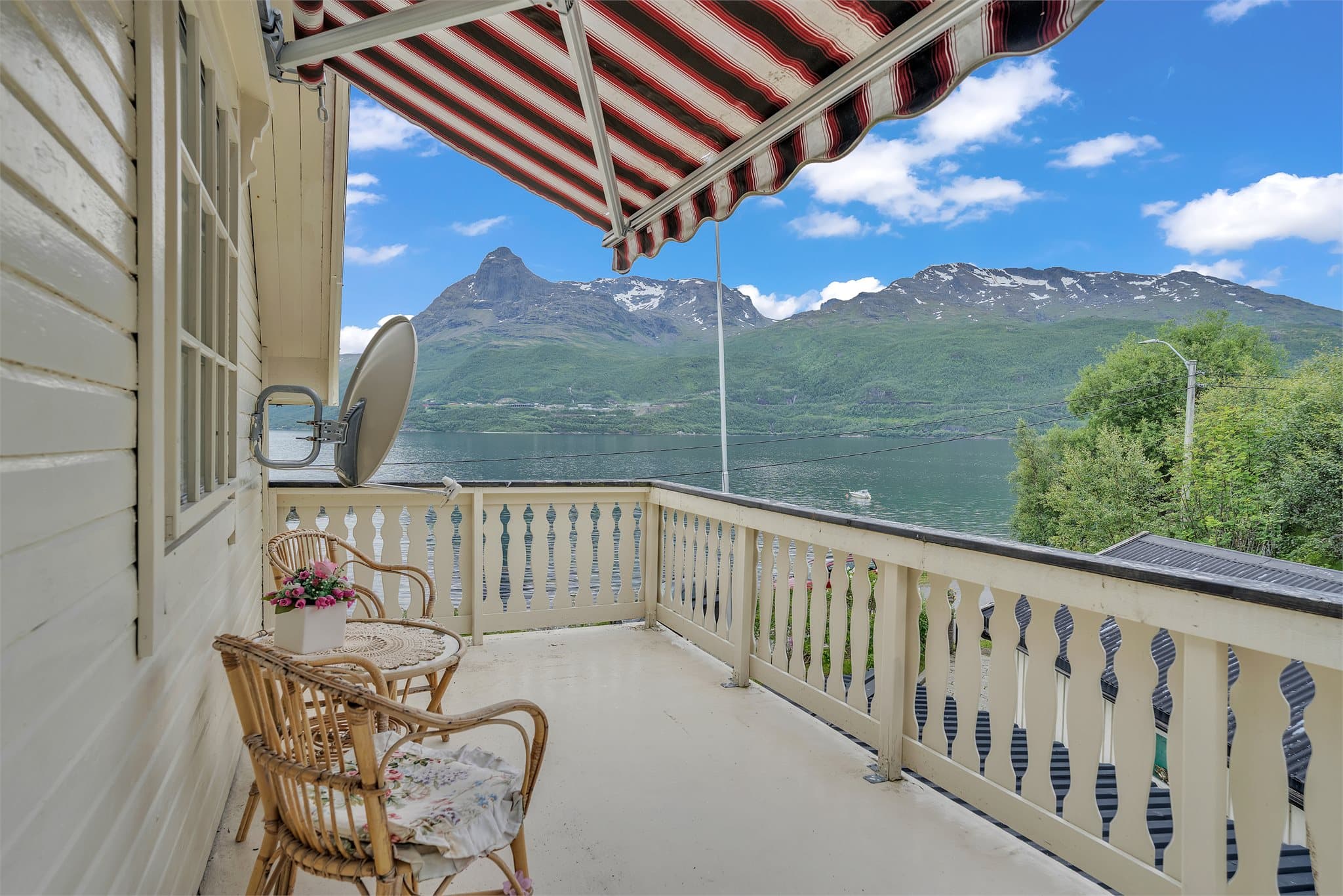 Fra balkongen i andre etasje er det en fantastisk utsikt over fjorden.