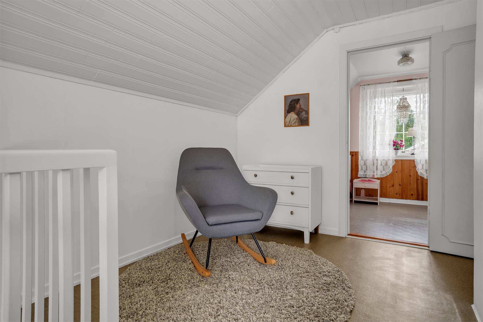 Loftsgangen gir plass til en liten sittegruppe eller oppbevaring.
