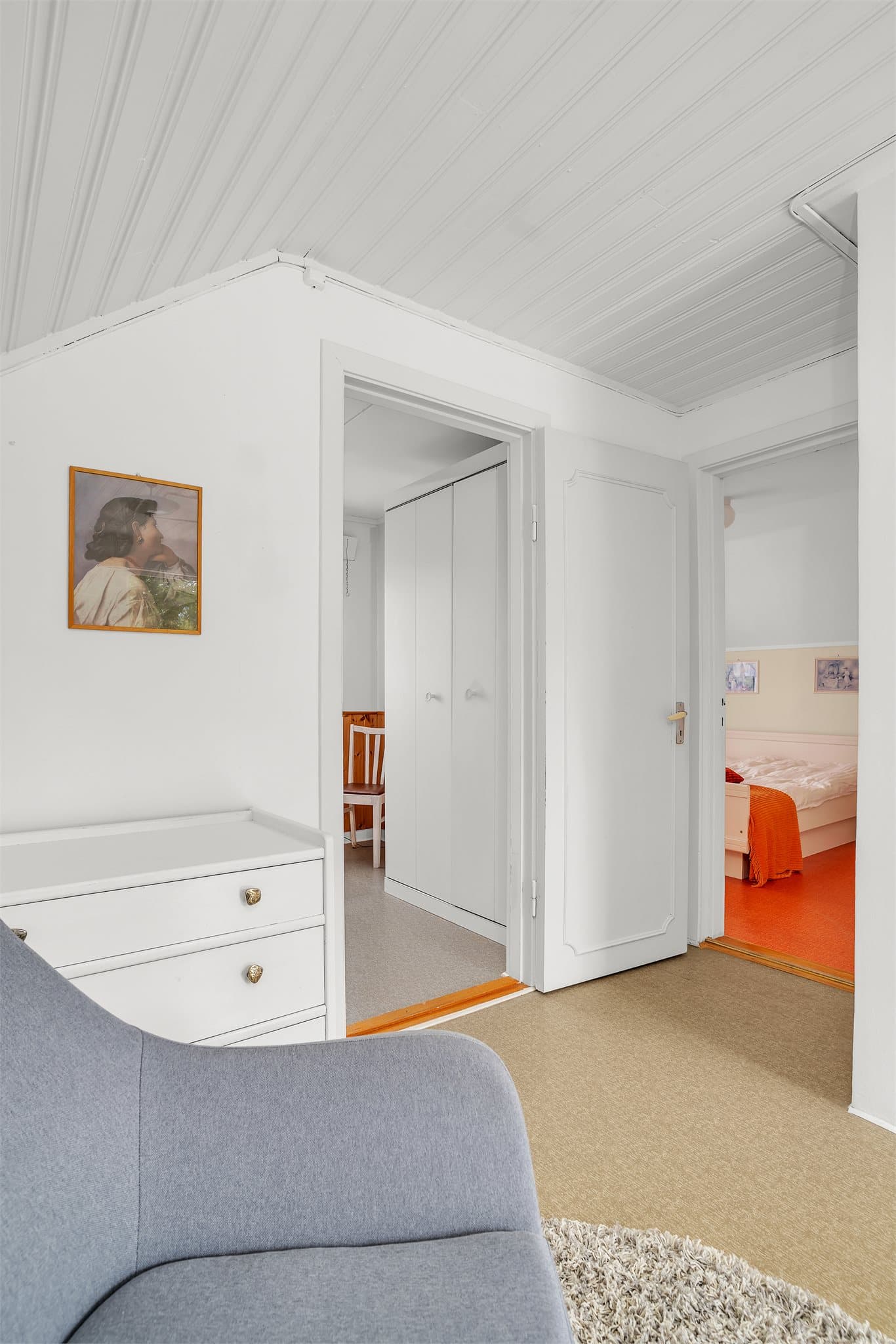 Innvendig har boligen malte glatte dører med profillister.