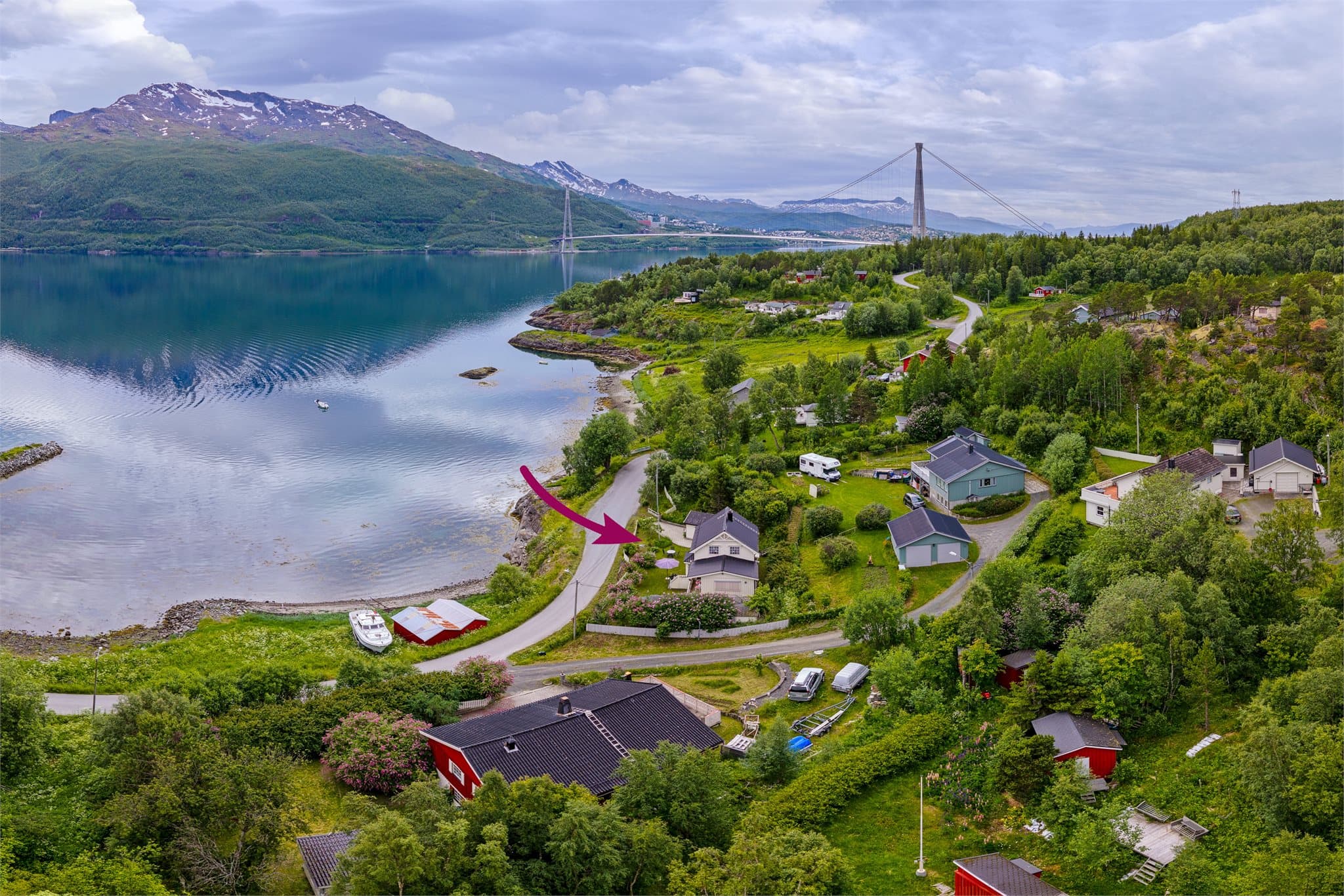 Eiendommen ligger i et etablert og rolig boligområde ved Øyjord.