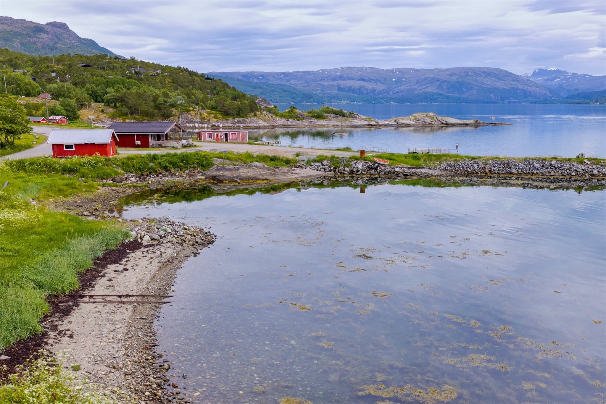 Umiddelbar nærhet til sjøen med muligheter for bading og båtliv.