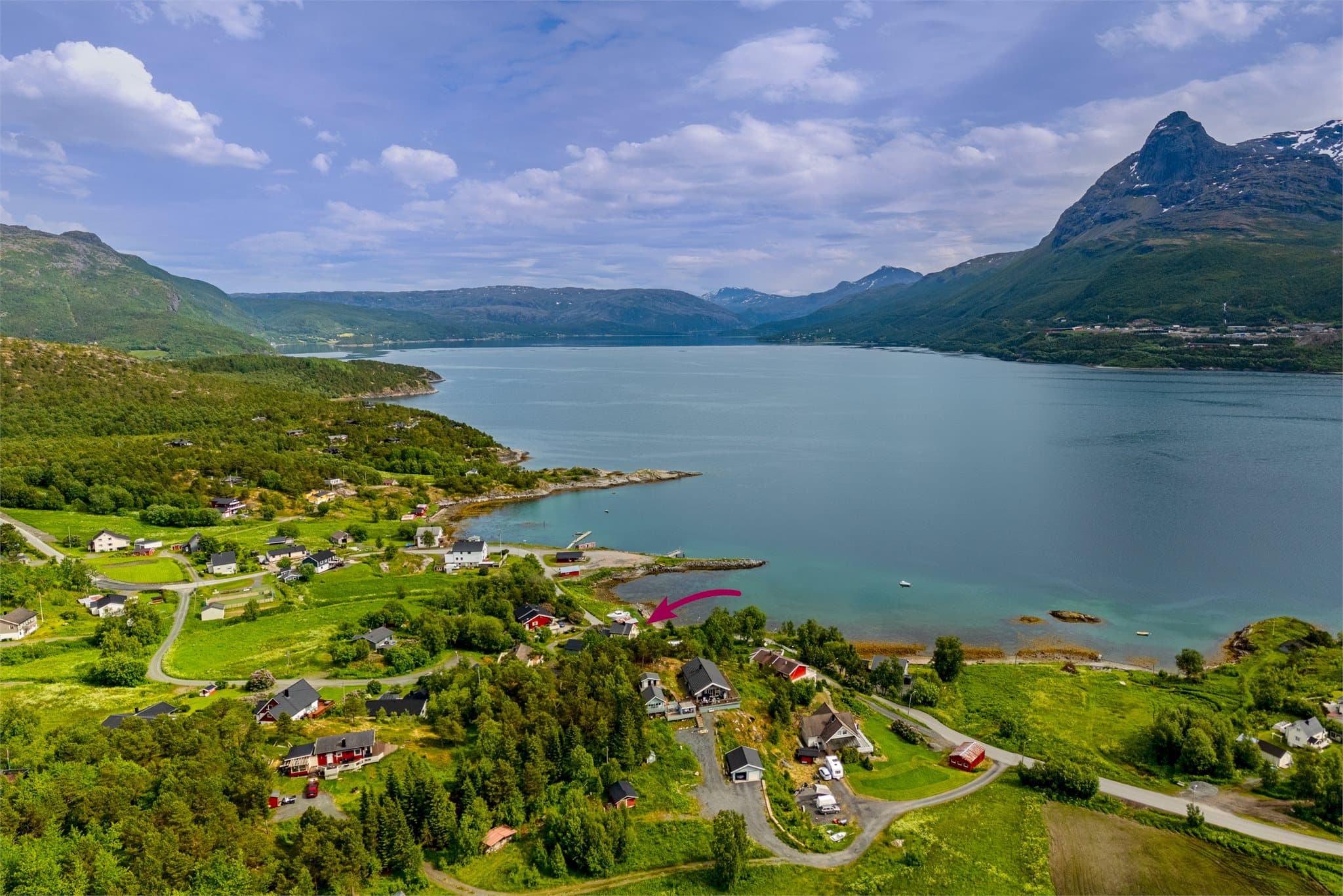 Oversikt over eiendommens plassering i det naturskjønne landskapet.