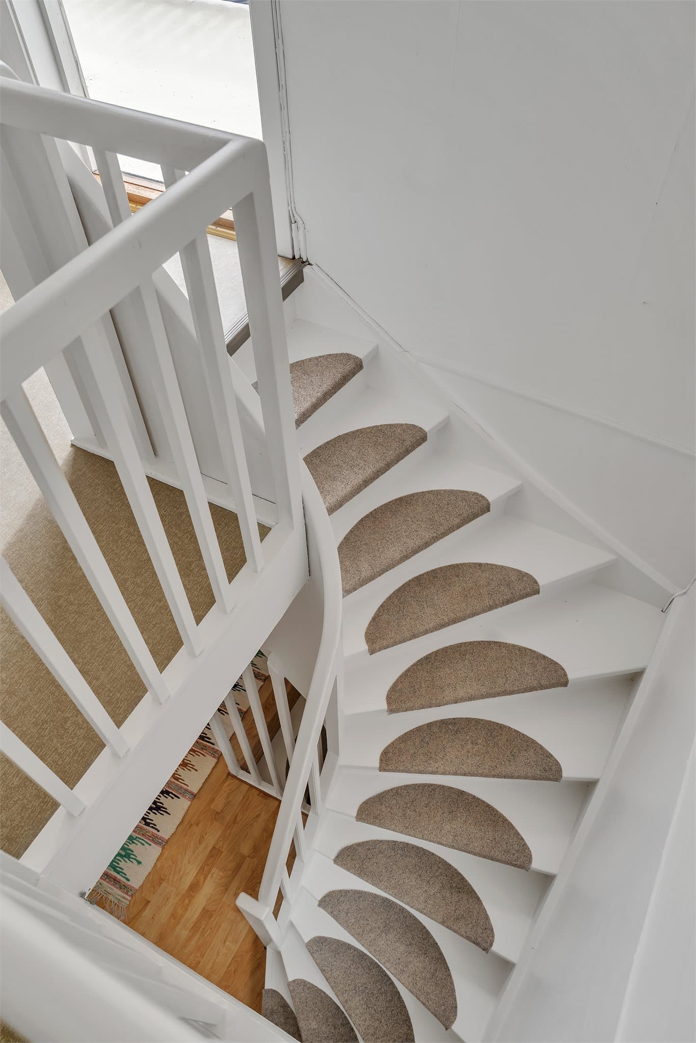 Detalj av den malte tretrappen som leder opp til andre etasje.
