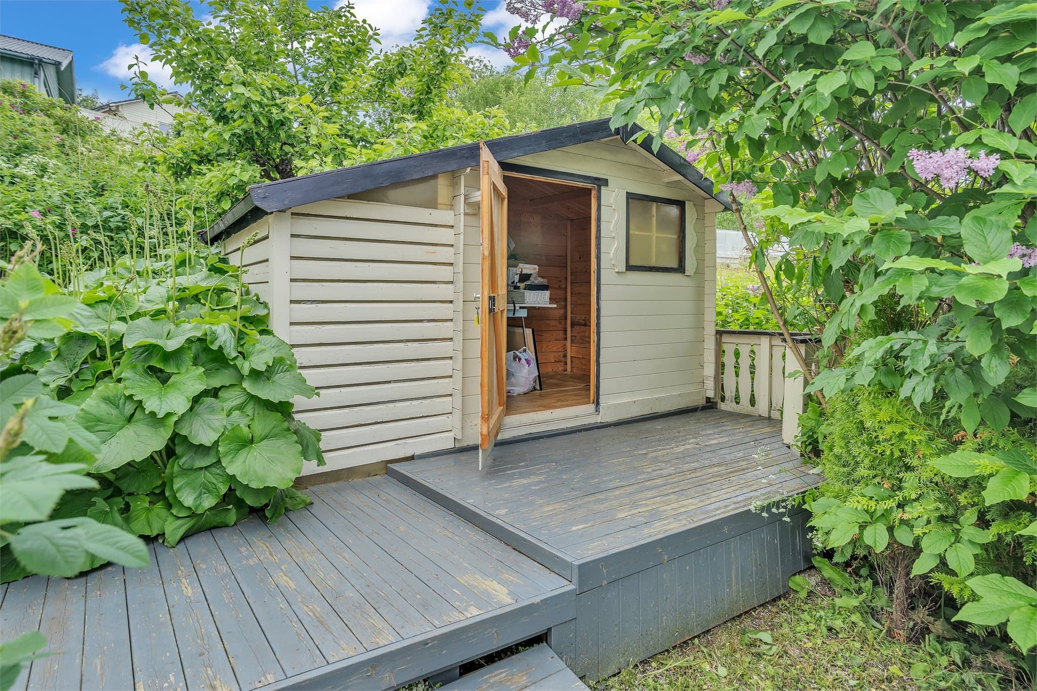 På eiendommen er det en utebod på ca. 4 m².
