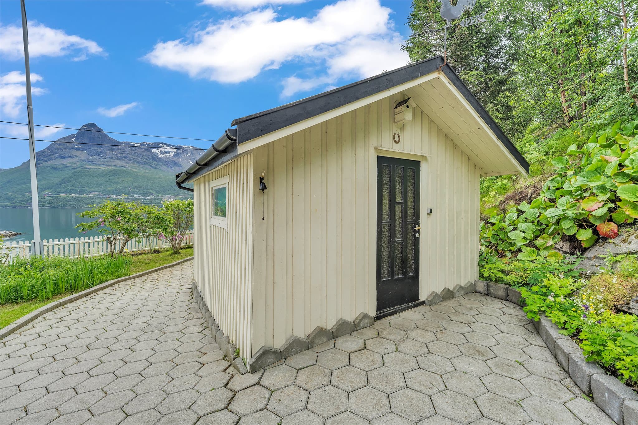 Et romslig uthus på ca. 14 m² gir rikelig med lagringsplass.