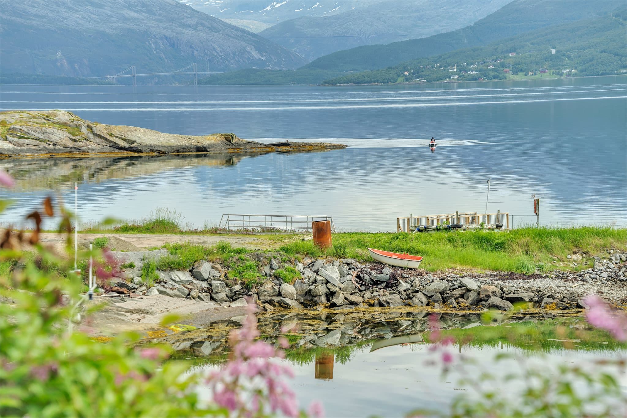 Stille og fredelige omgivelser med flott utsikt over fjorden.