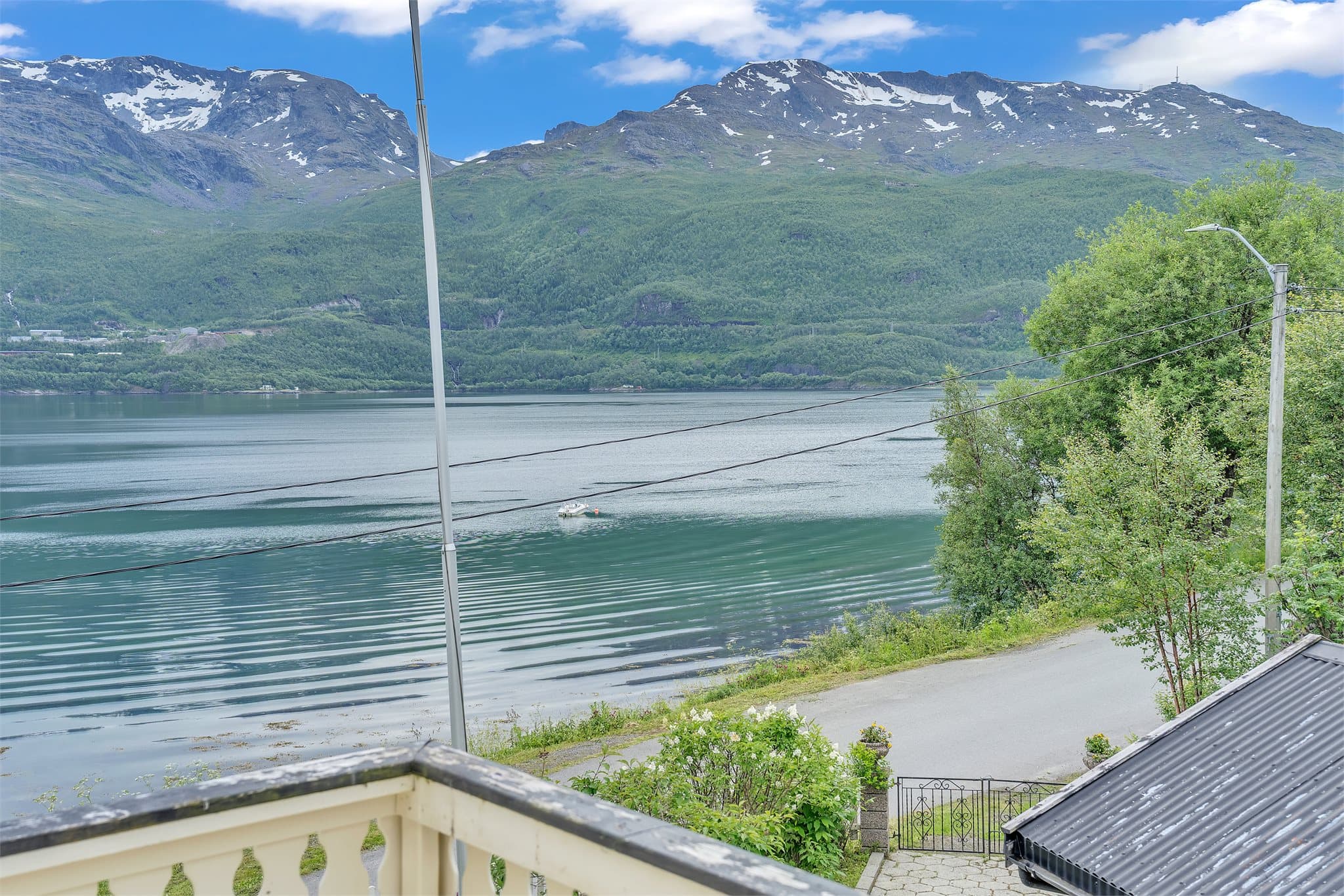 Utsikt mot fjorden og de omkringliggende fjellene.