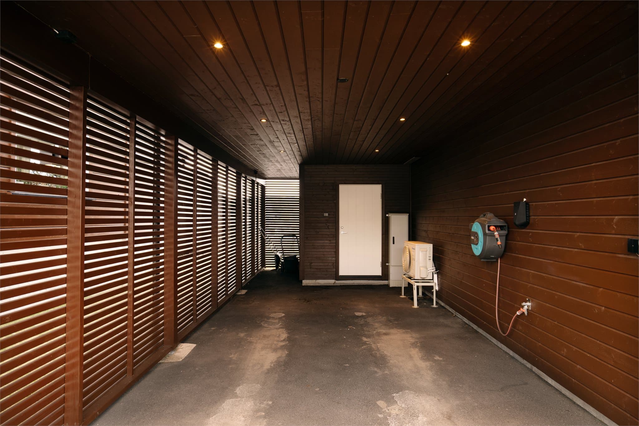 I tilknytning til carporten er det en praktisk utvendig bod på 5,7 m² for ekstra lagring.