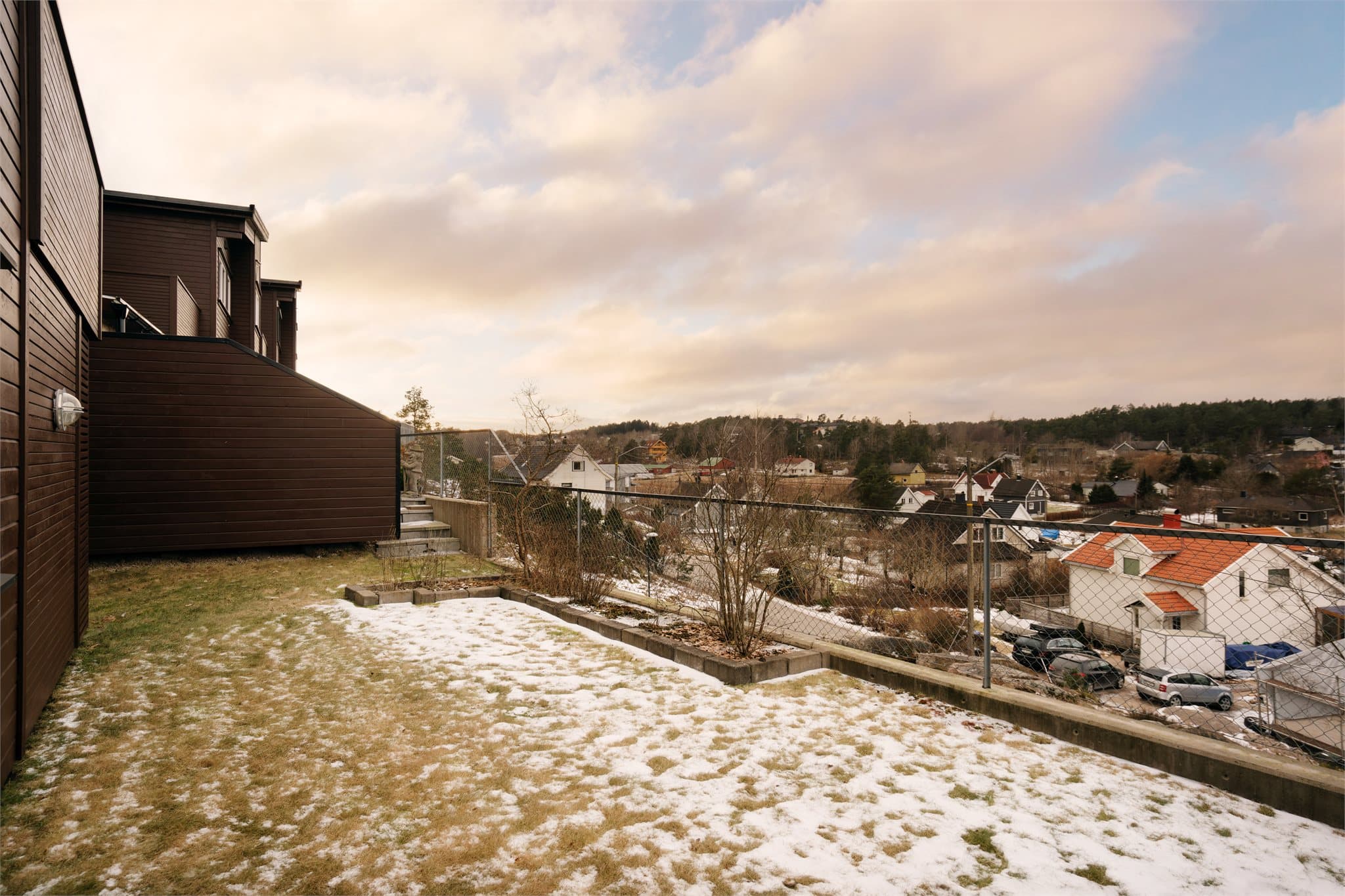 Boligen ligger høyt og fritt i terrenget, noe som gir en usjenert beliggenhet med mindre innsyn.