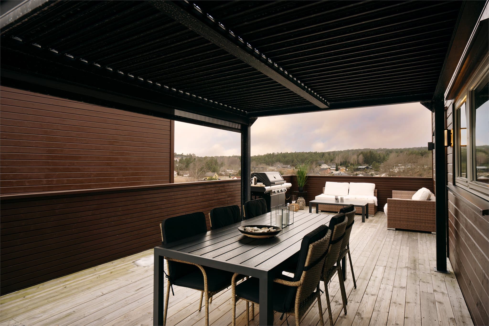 Den store balkongen er en herlig forlengelse av stuen, med god plass til både spisebord og loungegruppe.