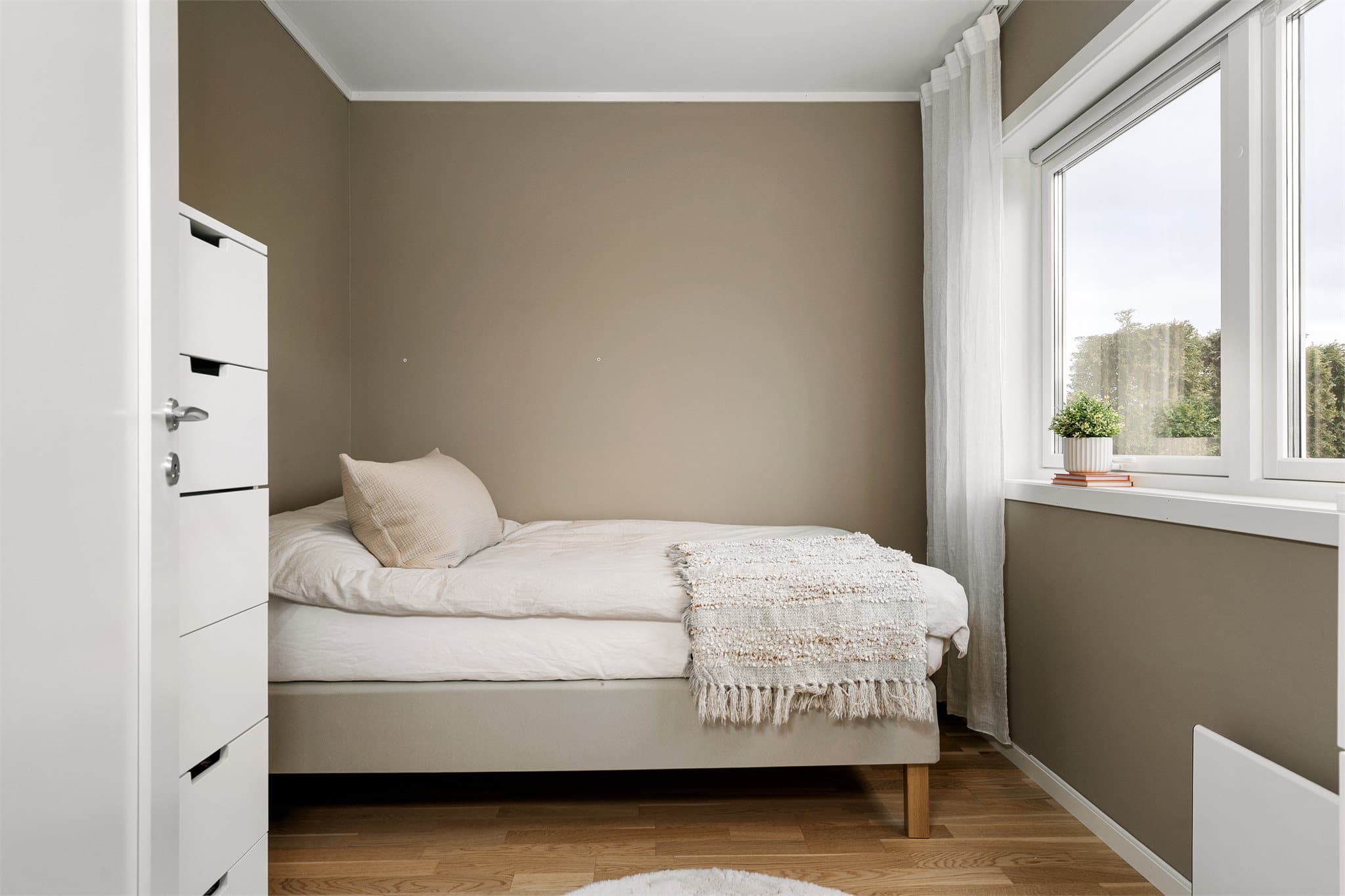 Soverommene har gjennomgående parkett på gulvet og malte flater, som gir et helhetlig uttrykk.