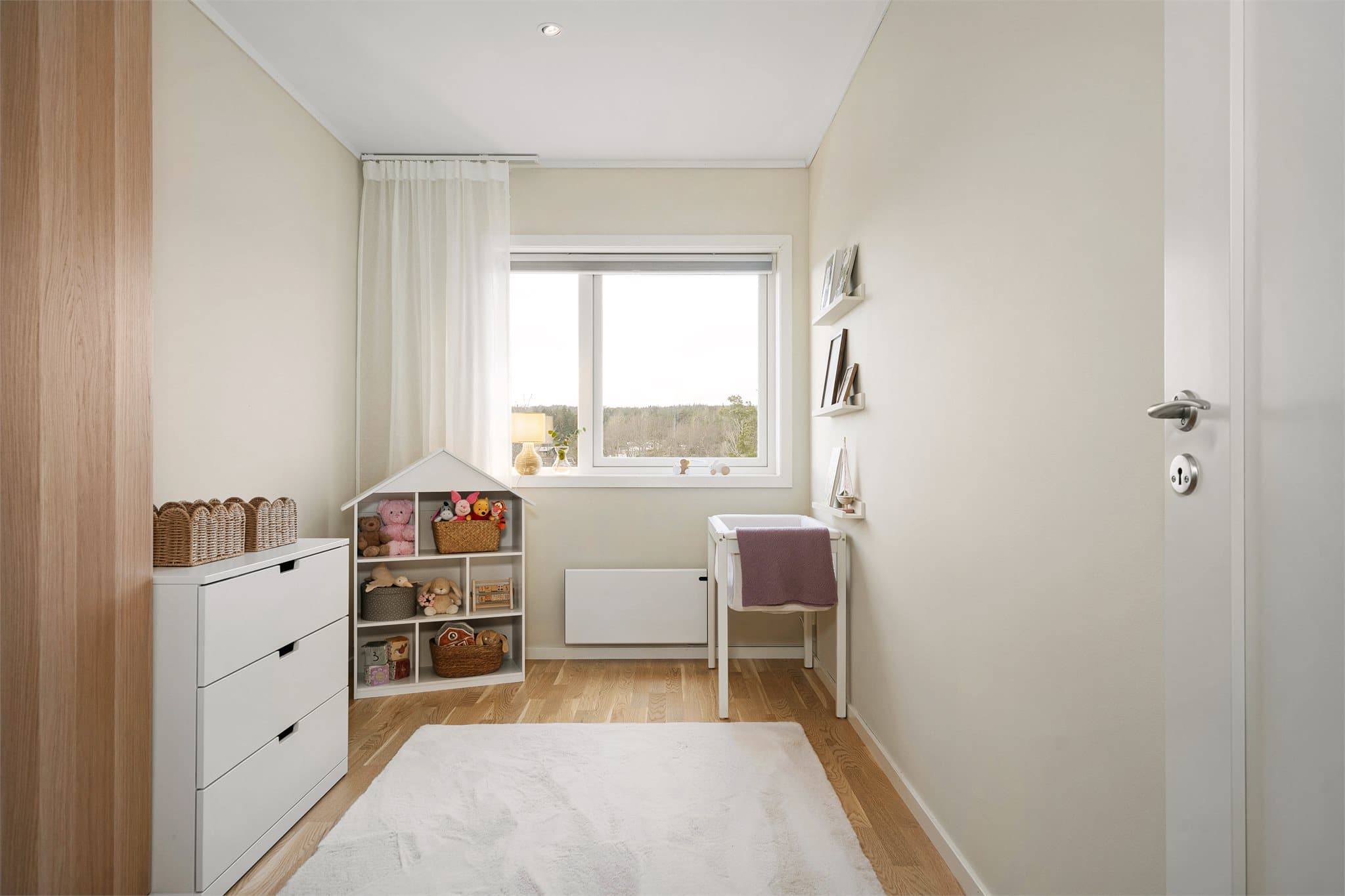 Et av de tre lyse soverommene, ideelt som barnerom, gjesterom eller kontor.