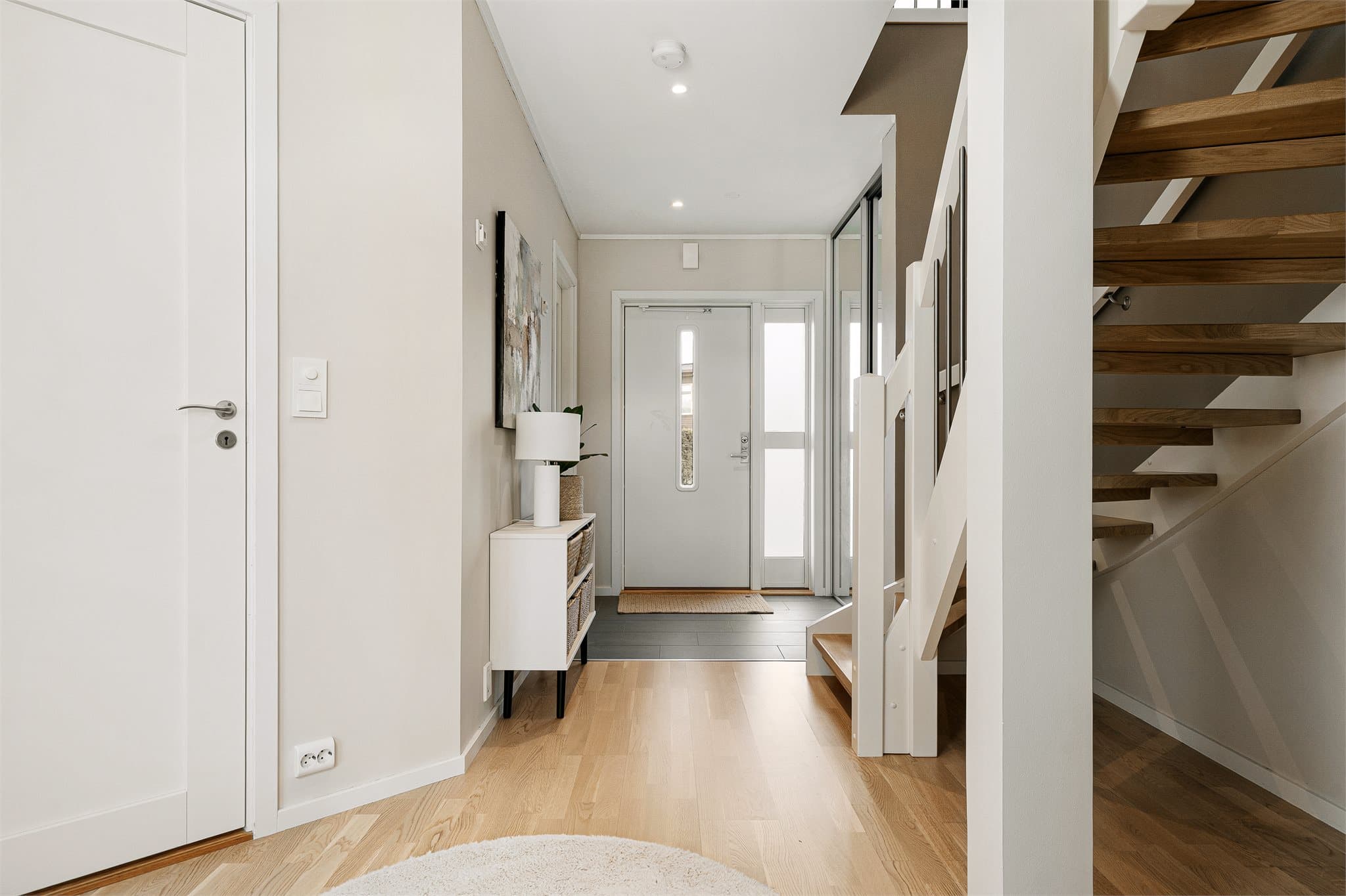 Inngangspartiet har fliser med elektrisk gulvvarme og innfelte downlights i himlingen.