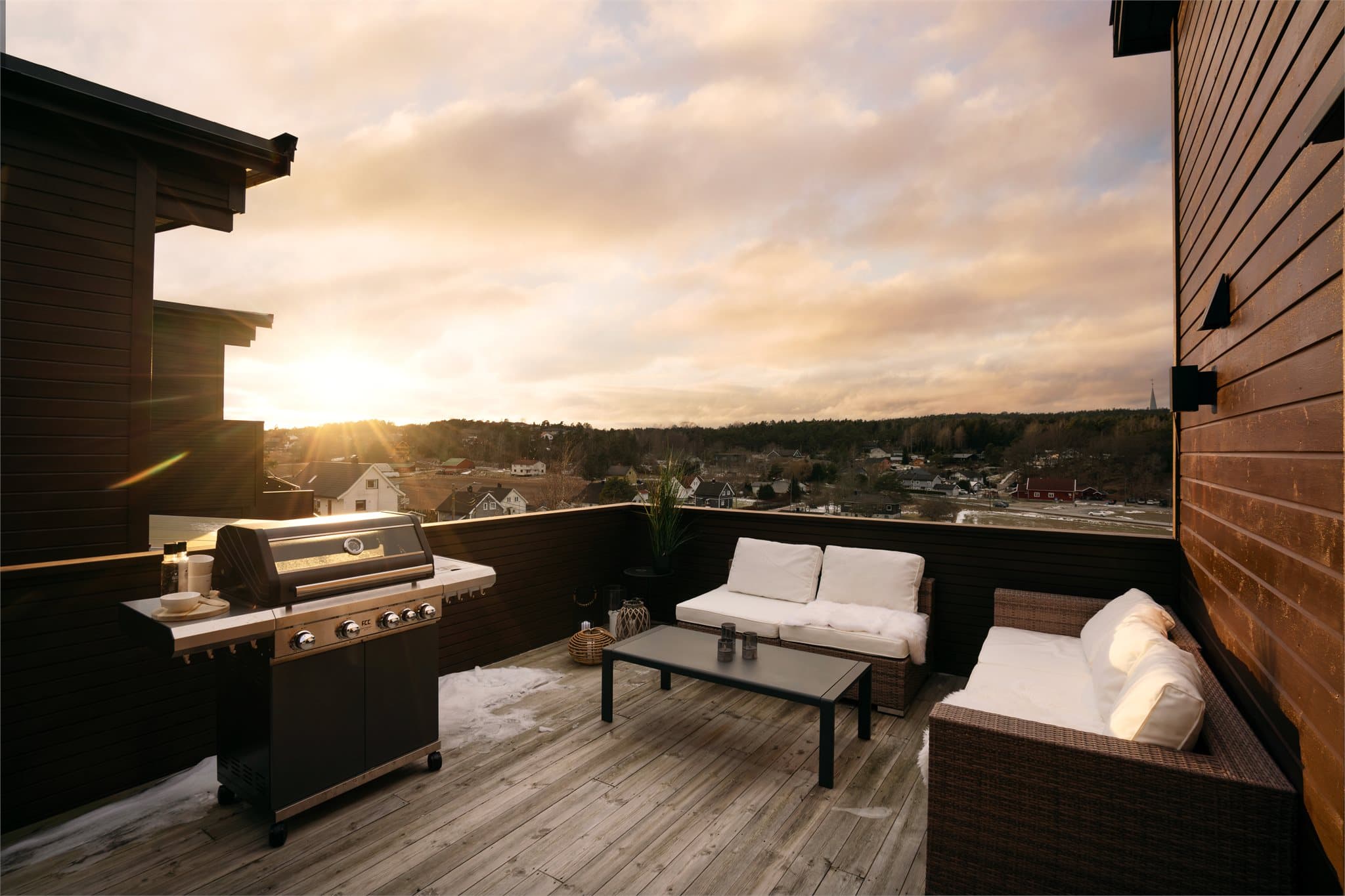 Den høye beliggenheten og sydvendte orienteringen gir gode solforhold og flott utsikt.