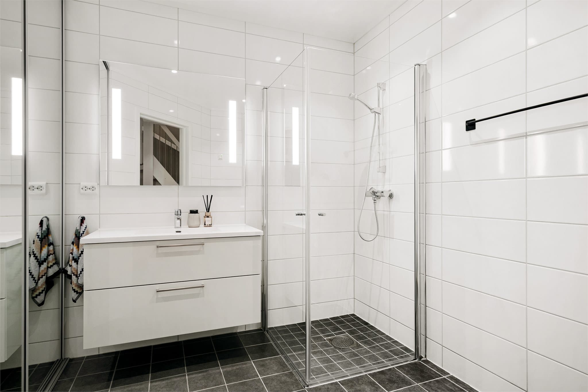 Romslig og funksjonelt bad i første etasje, med flislagte overflater og elektrisk gulvvarme.