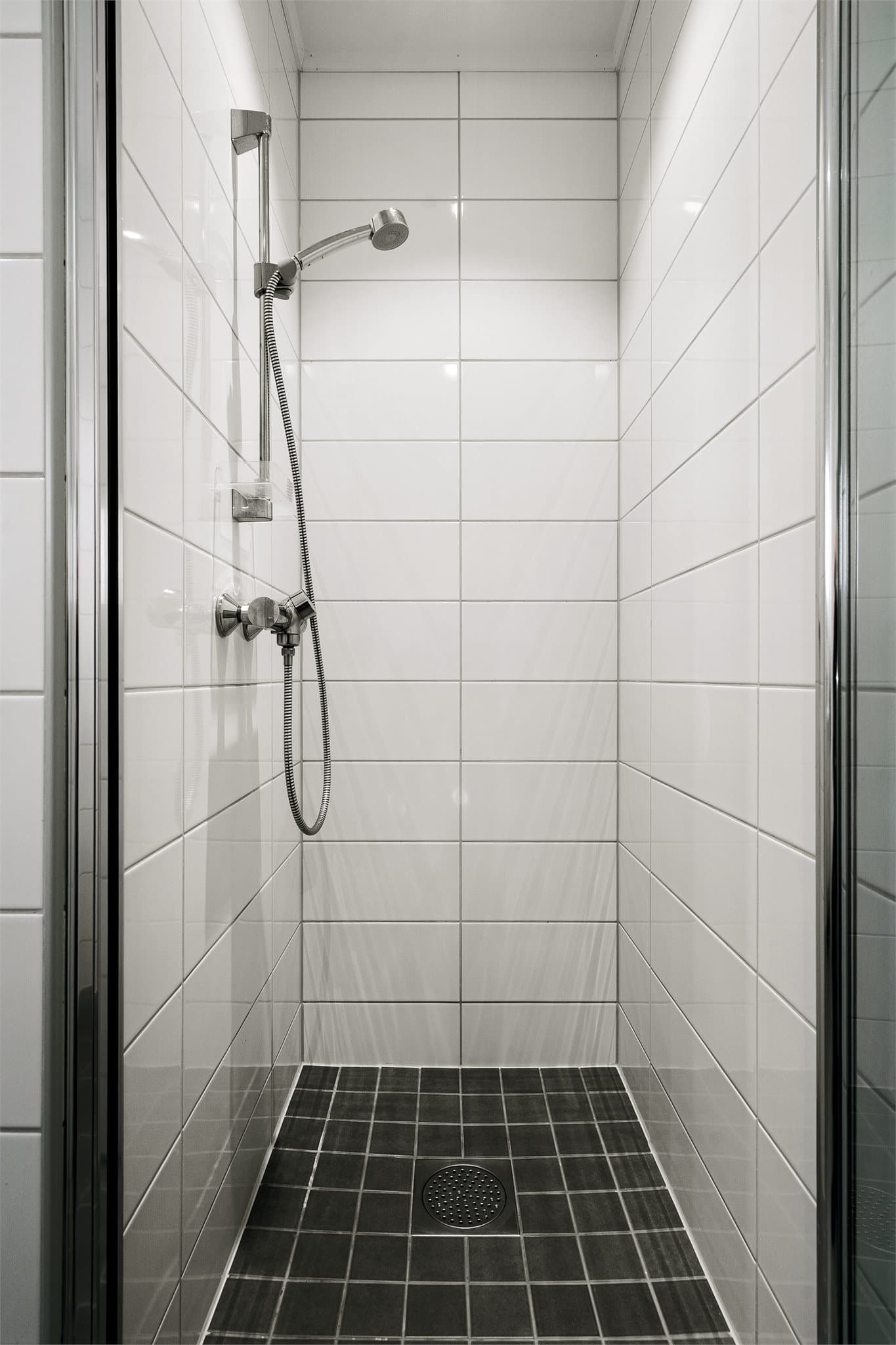 Rommet er innredet med dusjvegg og har balansert ventilasjon for et godt inneklima.