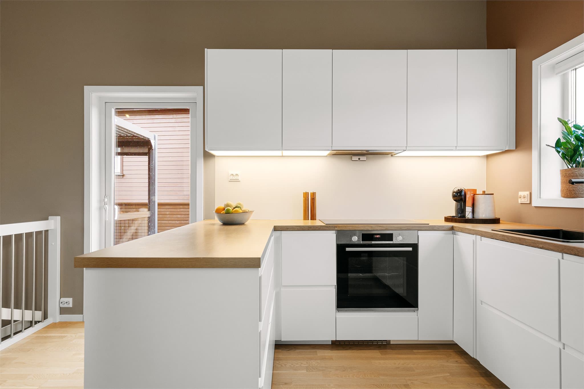 Alle hvitevarer er integrert for et rent uttrykk: platetopp, stekeovn, oppvaskmaskin og kjøleskap.