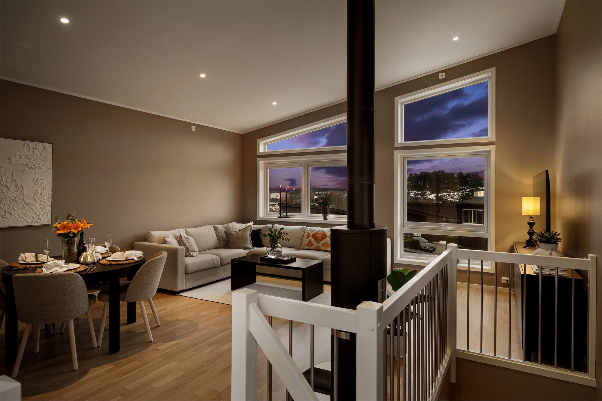 Den åpne løsningen mellom stue og kjøkken, kombinert med store vindusflater, gir en flott romfølelse.