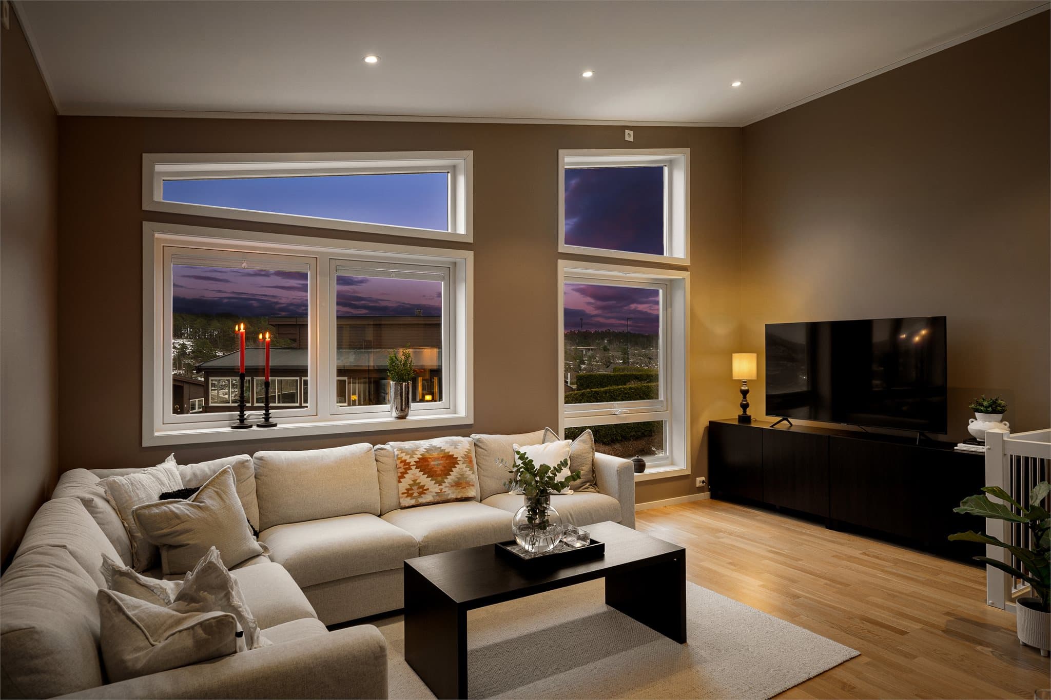 Den åpne løsningen mellom stue og kjøkken, kombinert med store vindusflater, gir en fantastisk romfølelse og flott utsikt.