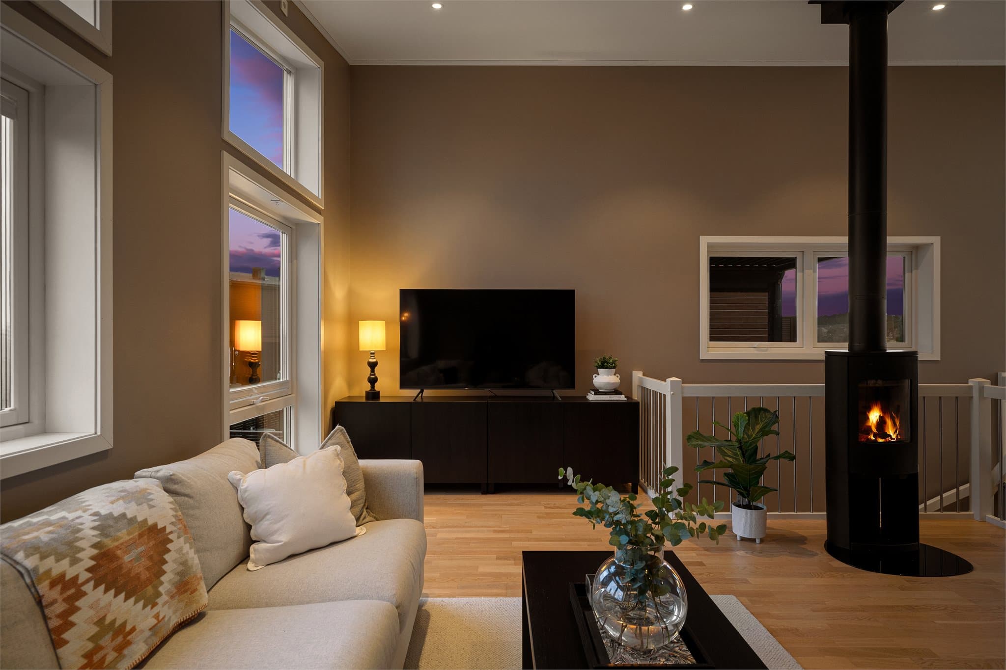 Boligen har en effektiv luft-til-luft varmepumpe som sikrer et behagelig inneklima.