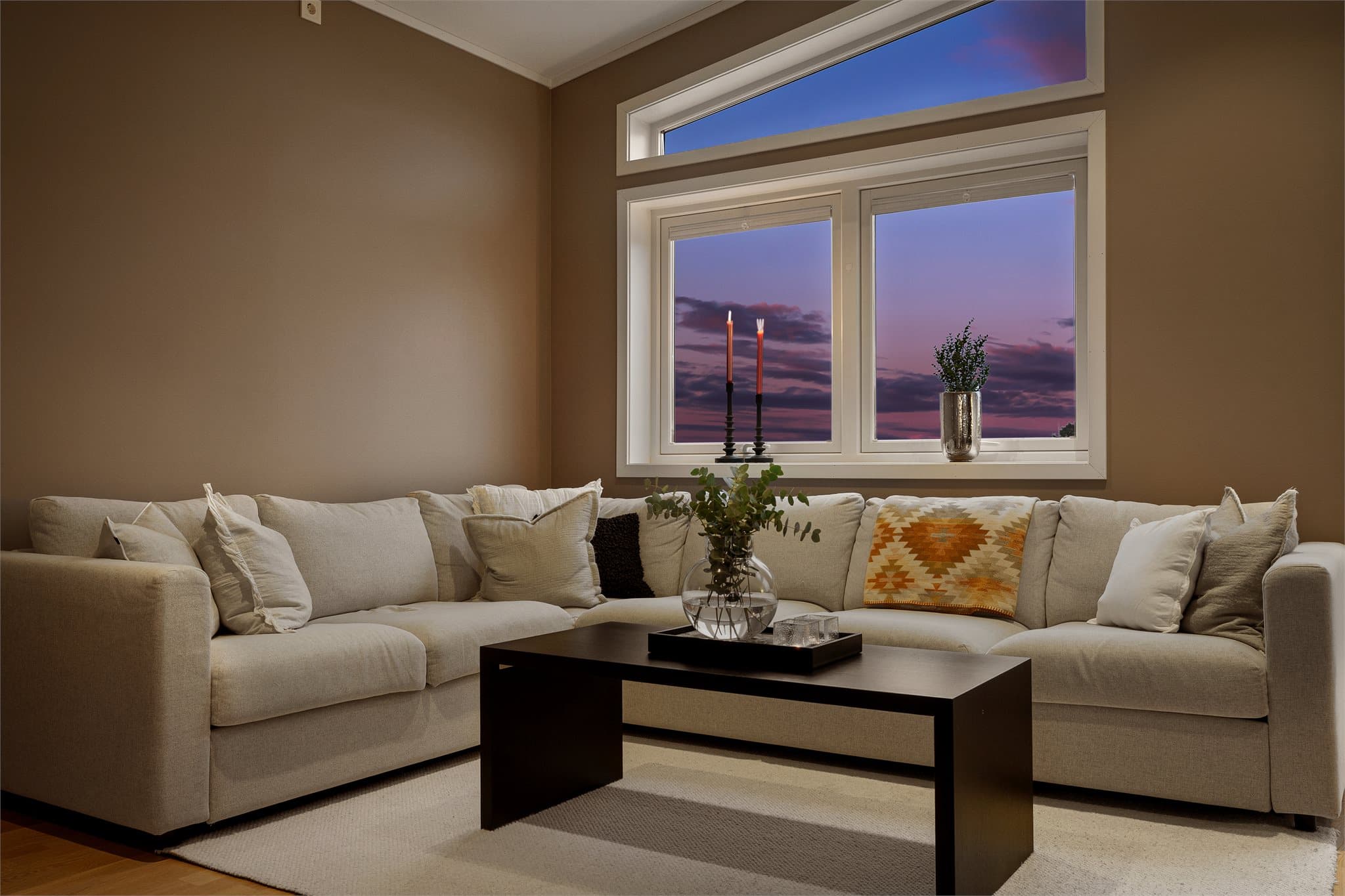 Store vinduer med 3-lags pressglass gir godt med lys og flott utsikt over nærområdet.