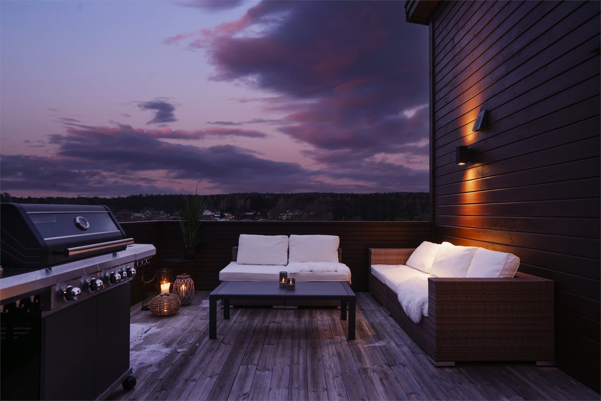 Moderne enebolig i rekke fra 2018. Fra stuen er det direkte utgang til en stor, sydvendt balkong på 39 m².