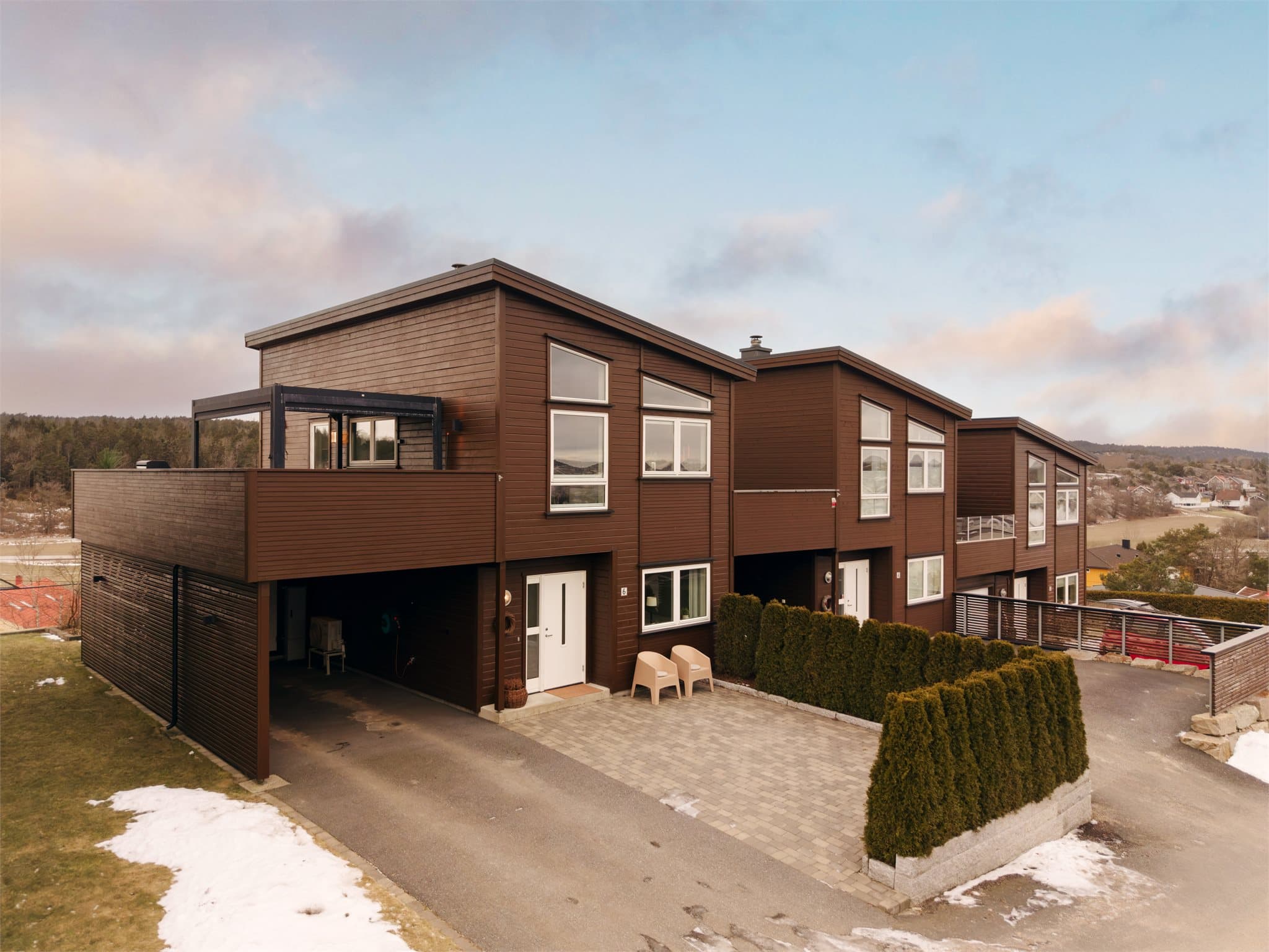 Til boligen hører en egen carport, praktisk integrert i bygningskroppen.