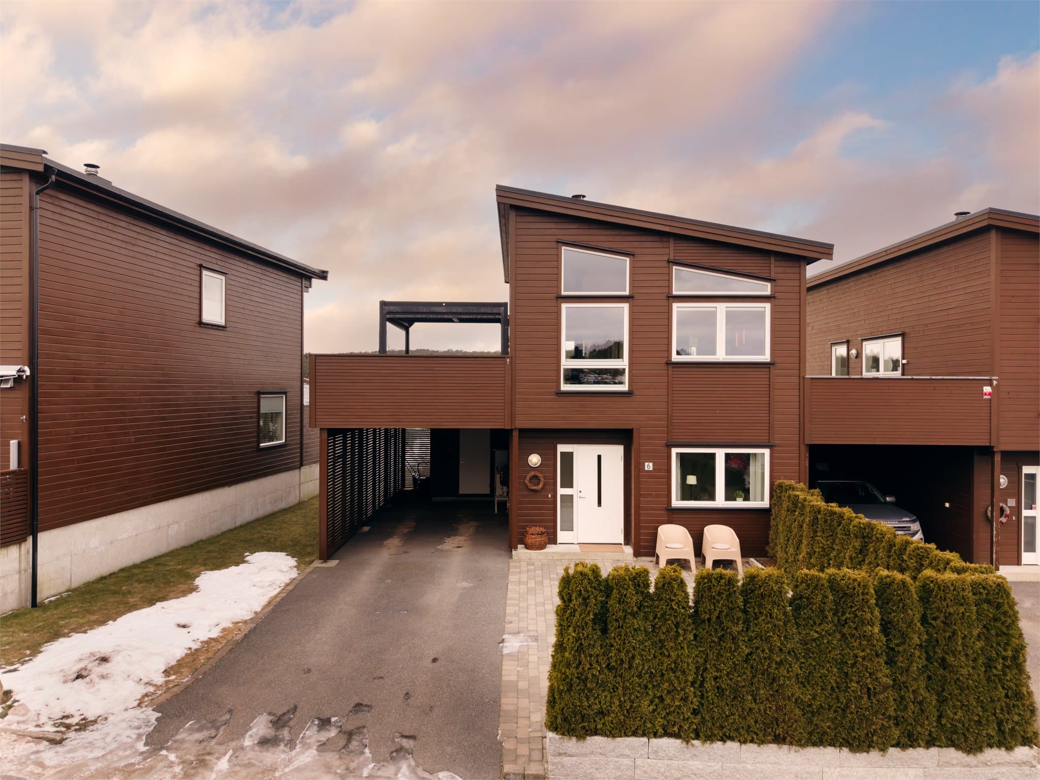 Carporten er klargjort for en moderne hverdag med installert elbillader.